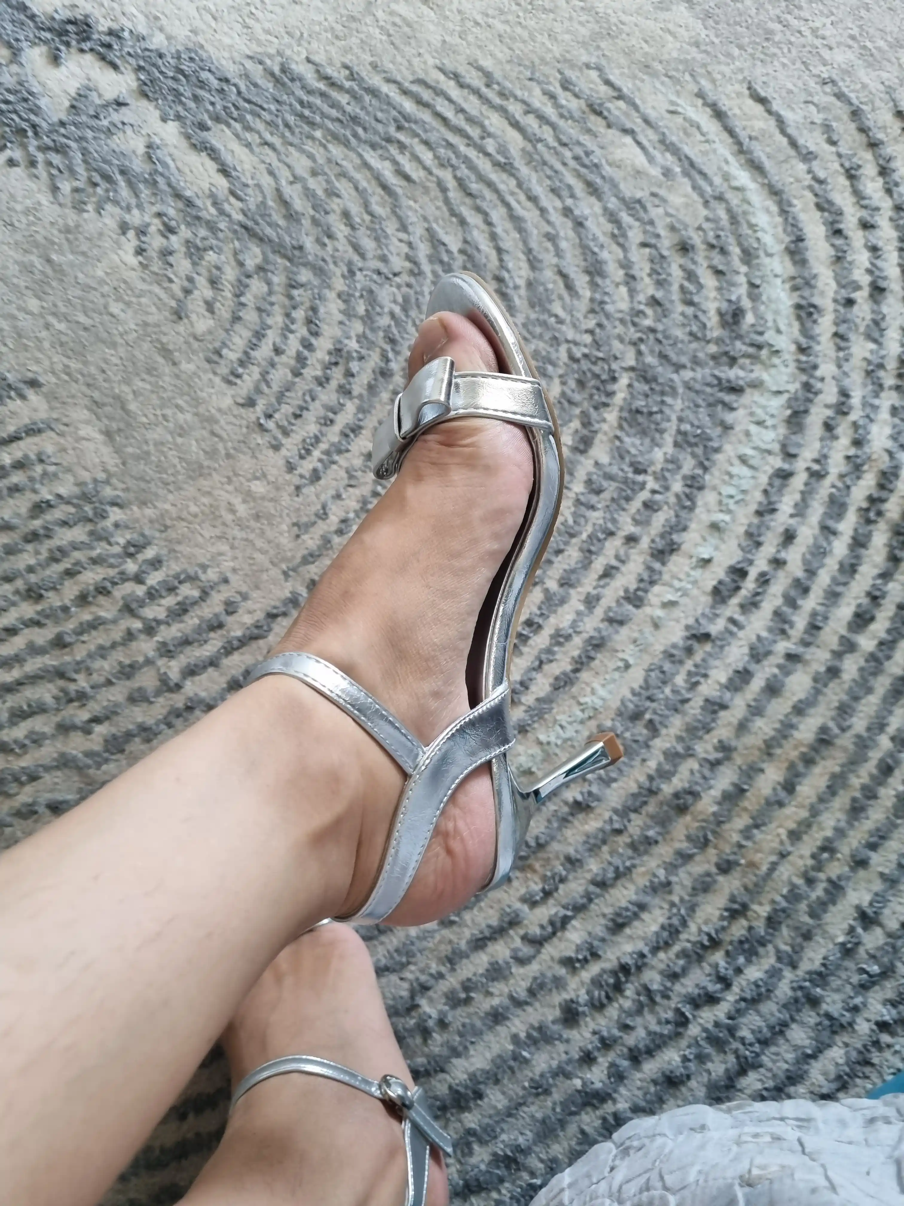 Ayollar bosonojkalar, poshnali bosonojkalar, elegant baland poshnali yozgi tufli