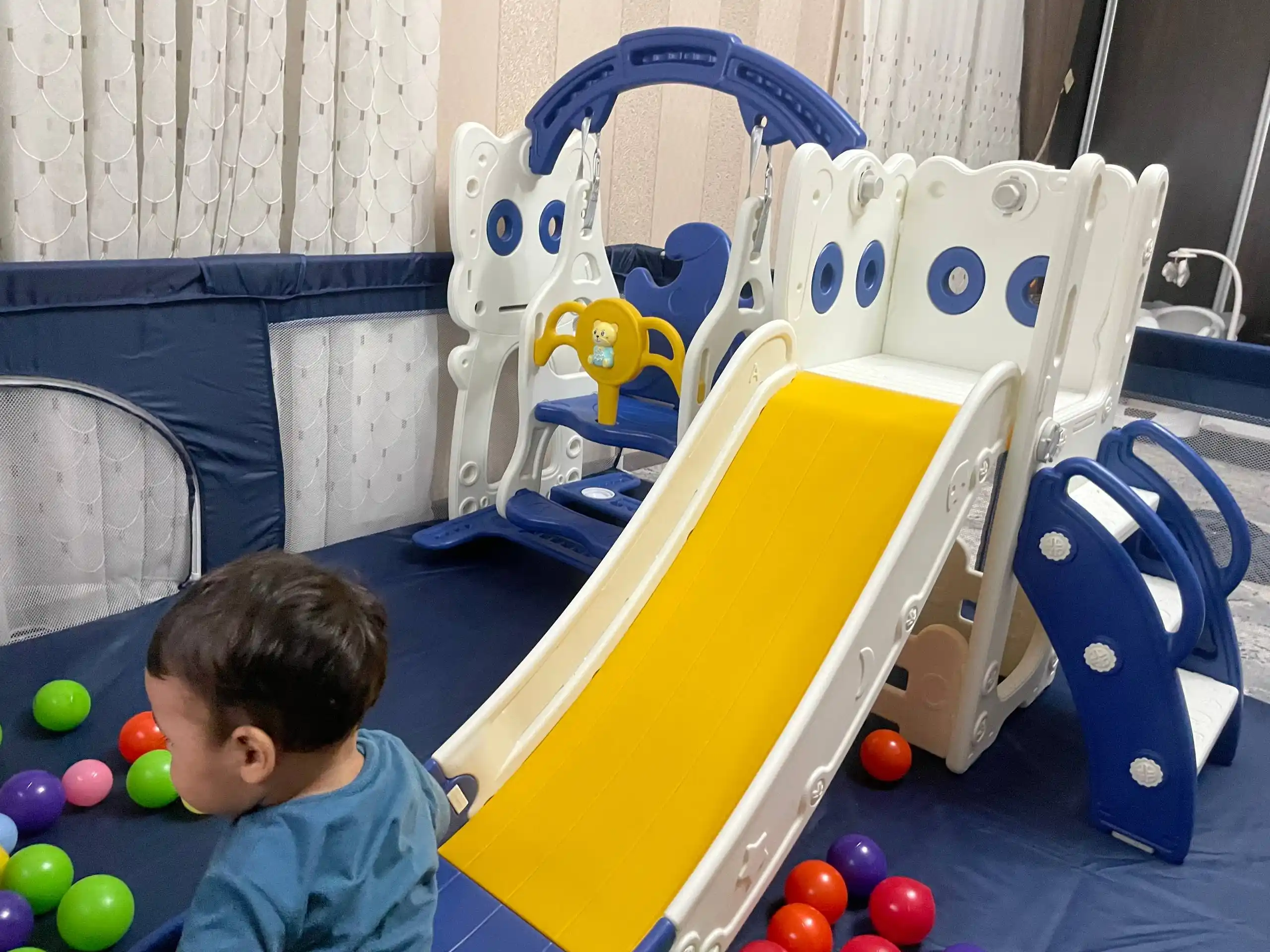 Детский игровой комплекс, с горкой, качелями и баскетболом, до 50 кг