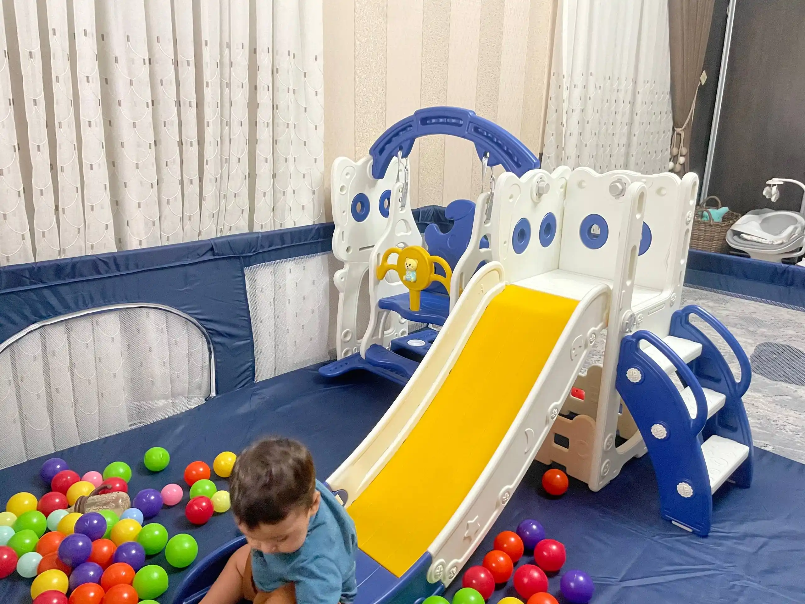 Детский игровой комплекс, с горкой, качелями и баскетболом, до 50 кг