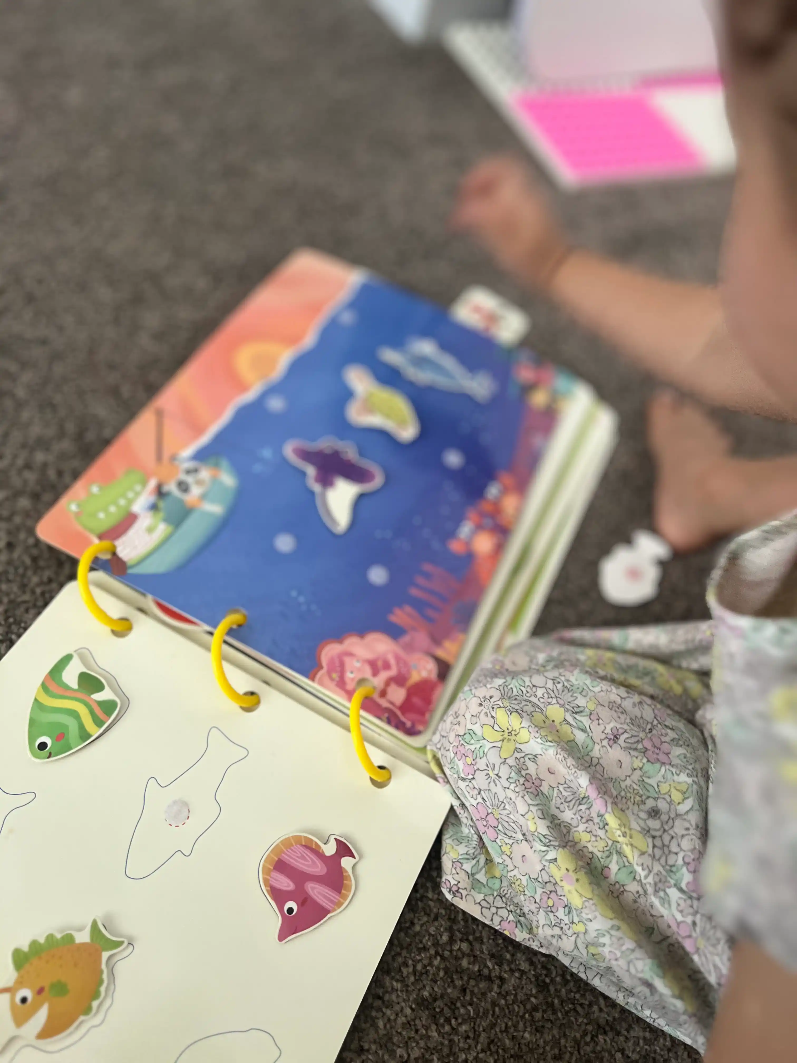 Busy Book Birinchi so‘zlar bu bolalar uchun  ingliz tilidagi kitob, rivojlantiruvchi