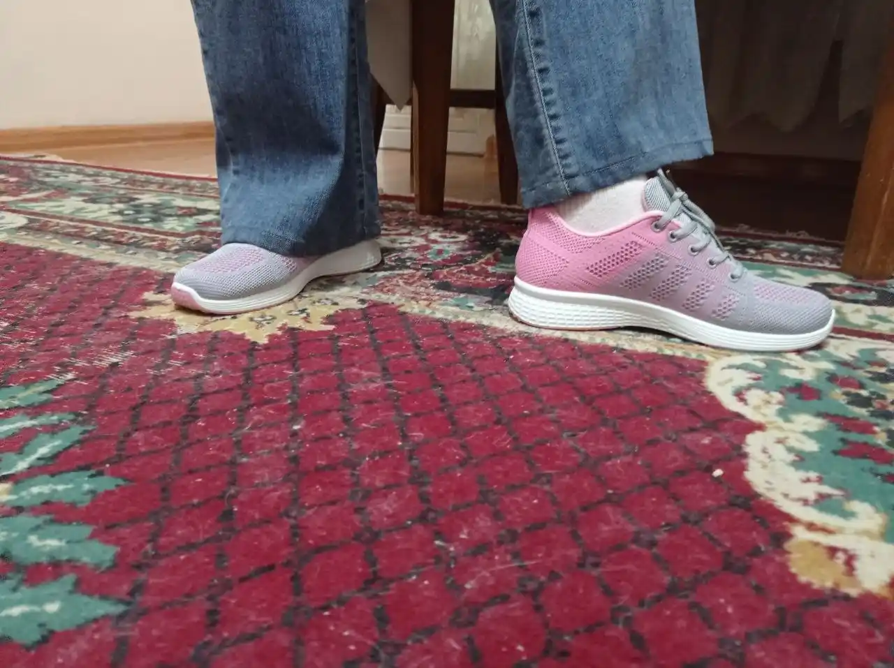 Ayollar uchun bahor-yoz mavsumiga mo‘ljallangan to‘rli krossovkalar, 1 o‘lcham kichikroq