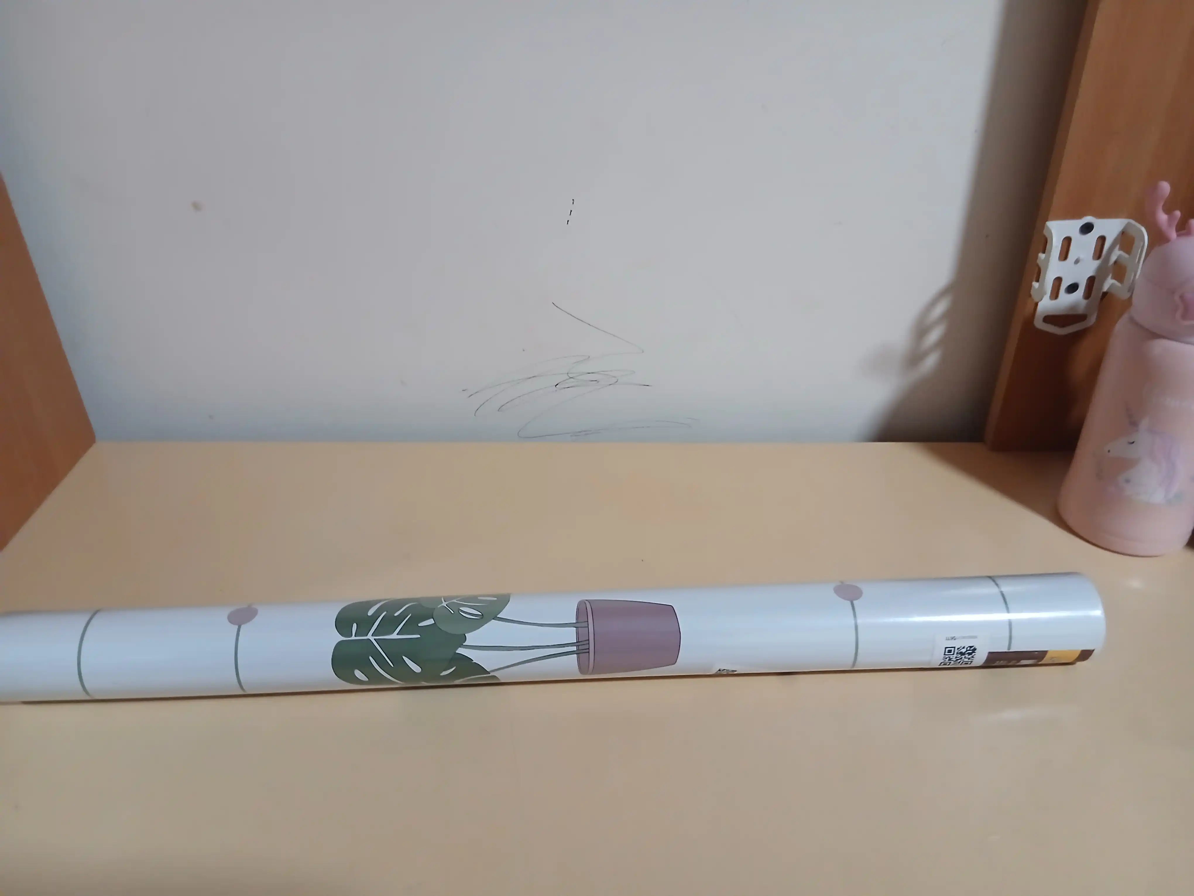 Mebel va devorlar uchun o‘zi yopishadigan plyonka, 0.6 m x 10 m o‘lchamdagi alyuminiy folga