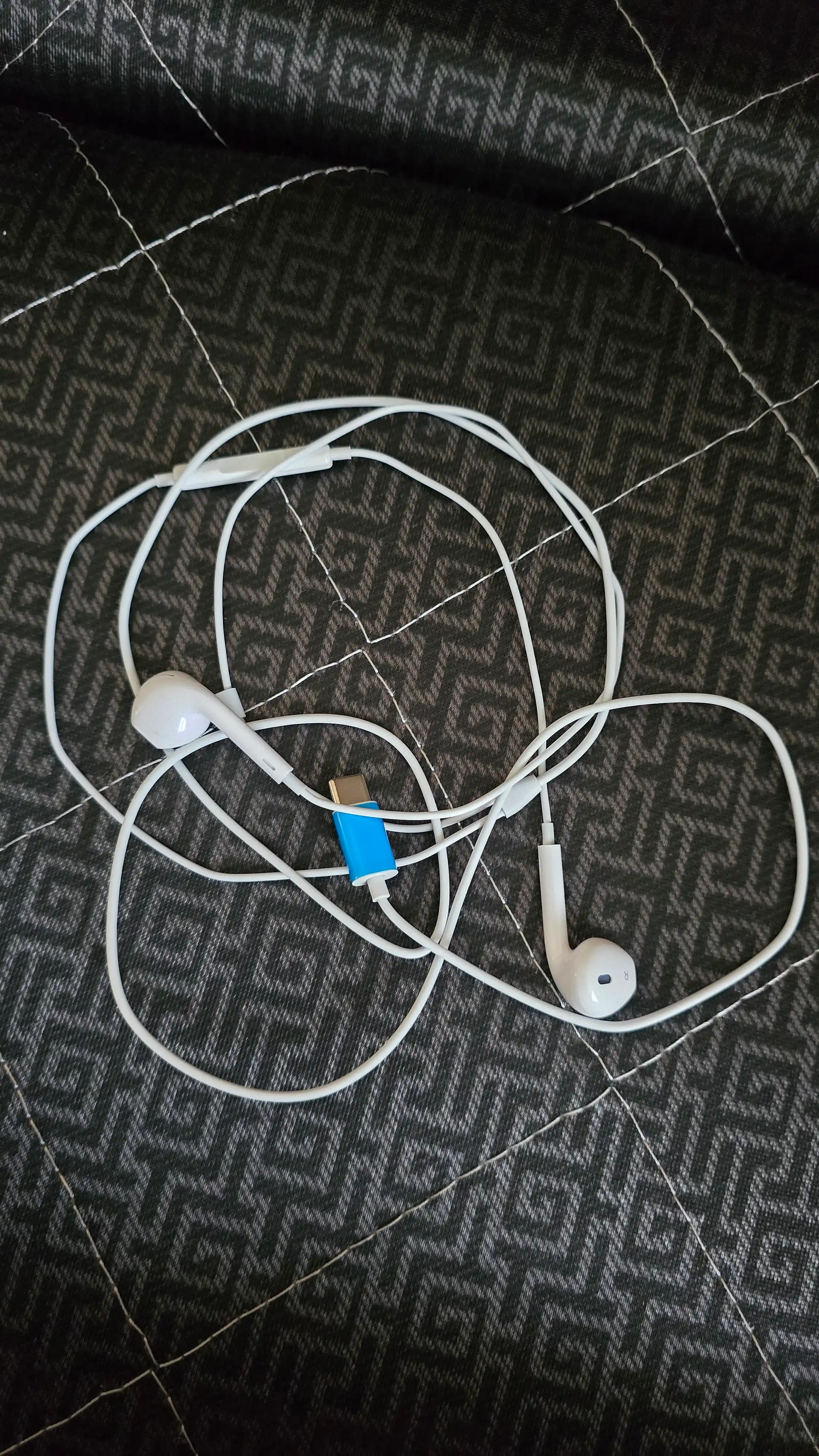 Simli quloqchinlar Type-C ulagichi bilan, yuqori ovoz sifati va qulaylik, ergonomik