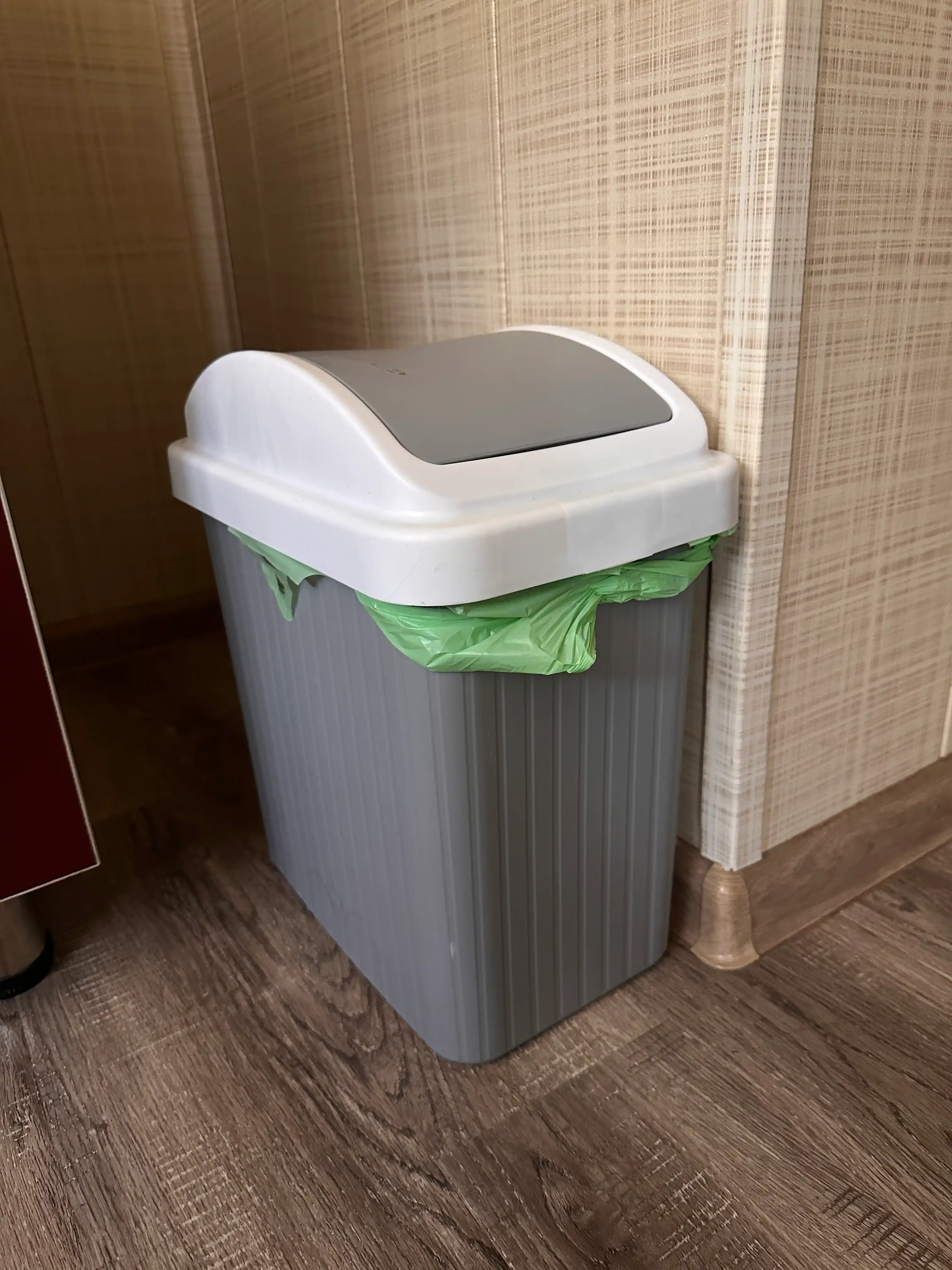 Uy va ofis uchun metall va plastikdan yasalgan chiqindi chelagi