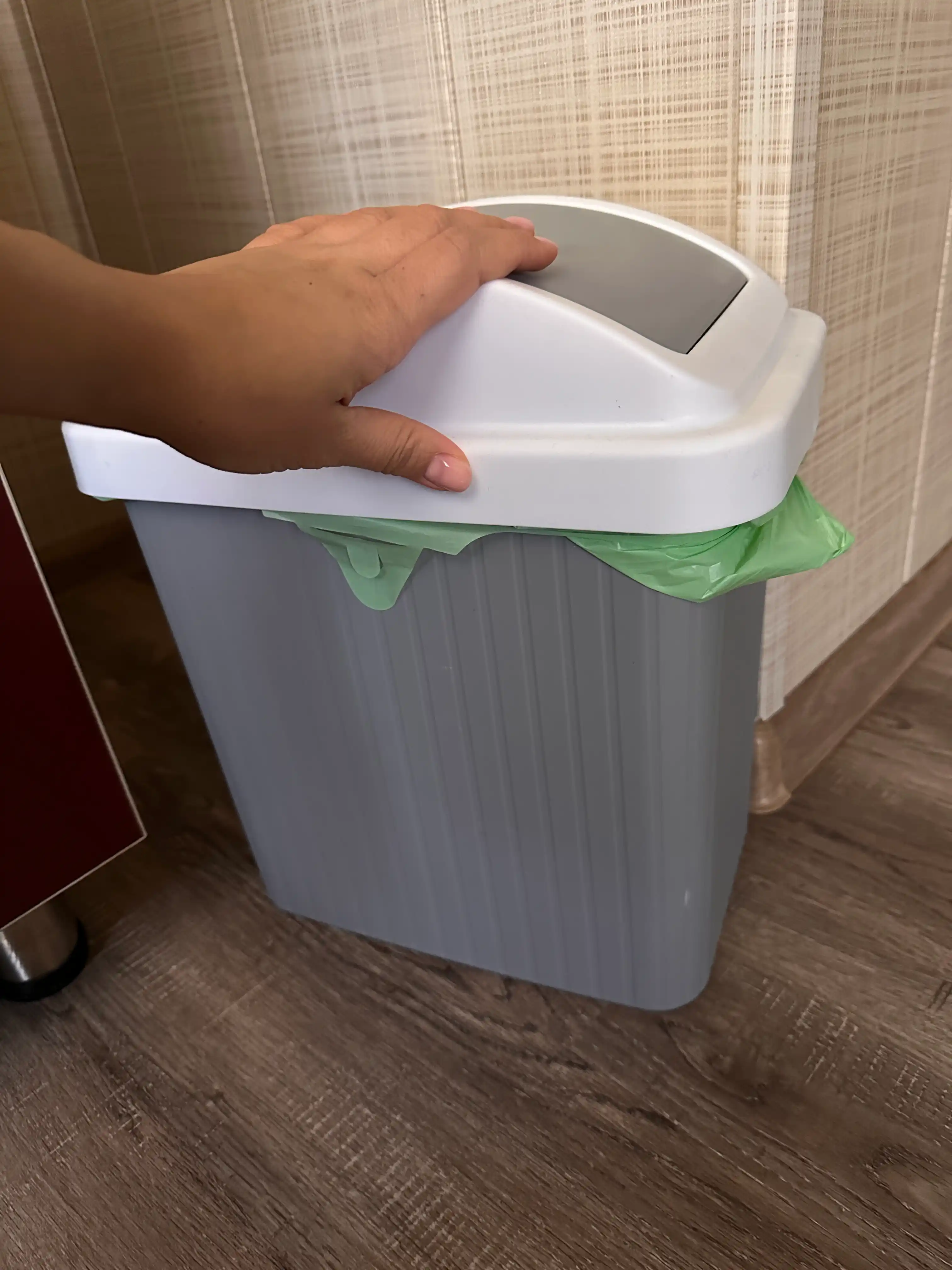 Uy va ofis uchun metall va plastikdan yasalgan chiqindi chelagi
