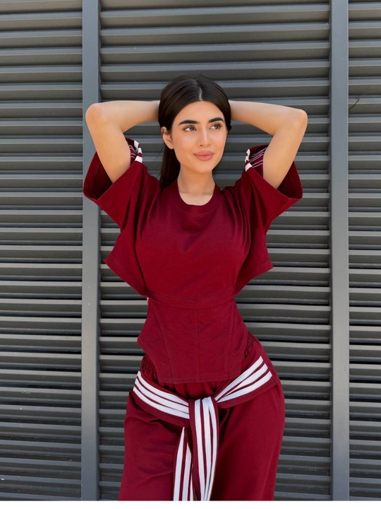 Ayollar sport kostyumi, qisqa yengli oversize kofta, keng jogger shimli zamonaviy kiyim