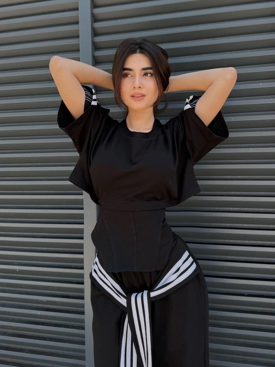 Ayollar sport kostyumi, qisqa yengli oversize kofta, keng jogger shimli zamonaviy kiyim