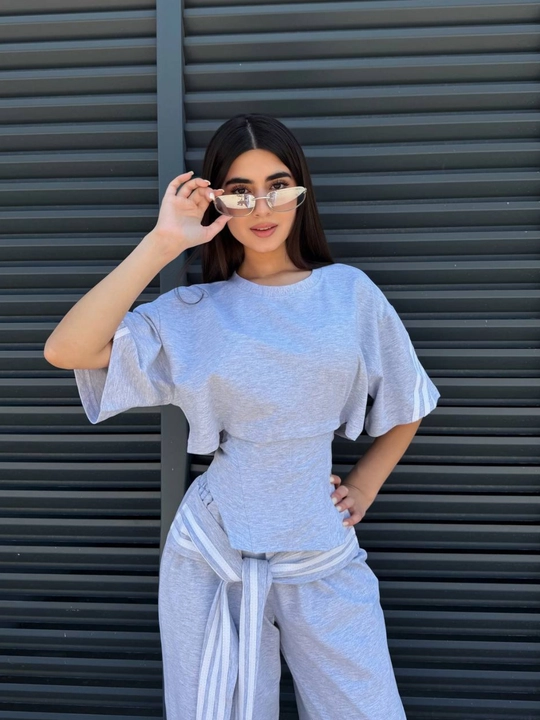 Ayollar sport kostyumi, qisqa yengli oversize kofta, keng jogger shimli zamonaviy kiyim