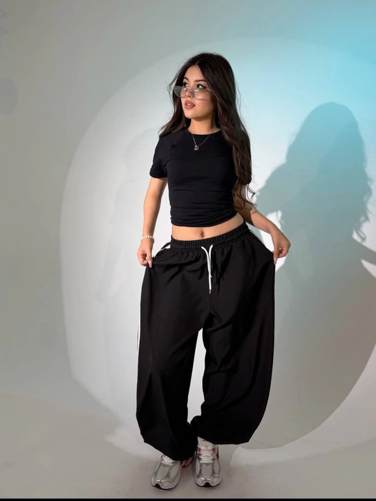 Ayollar sport kostyumi, qisqa yengli oversize kofta, keng jogger shimli zamonaviy kiyim