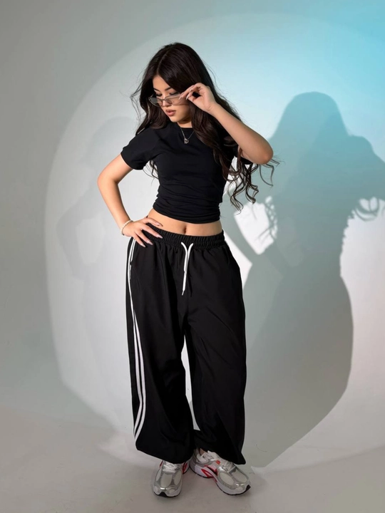 Ayollar sport kostyumi, qisqa yengli oversize kofta, keng jogger shimli zamonaviy kiyim