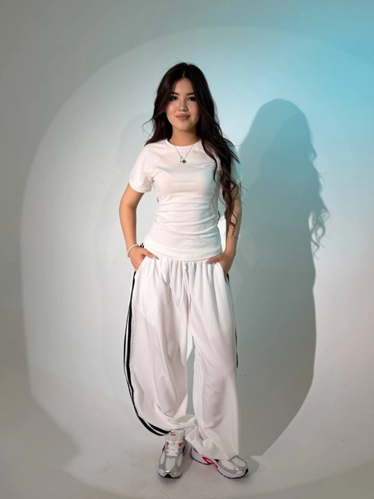 Ayollar sport kostyumi, qisqa yengli oversize kofta, keng jogger shimli zamonaviy kiyim