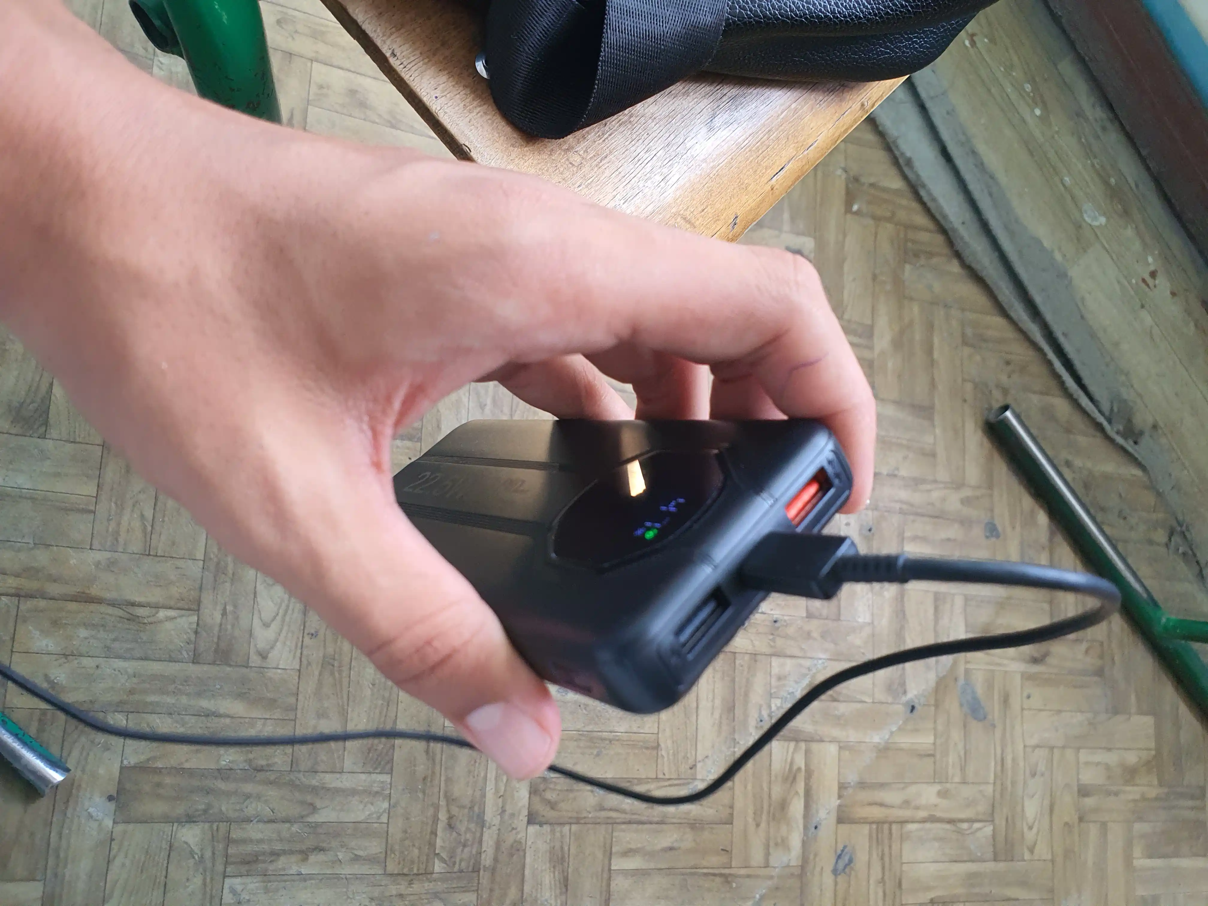 Tashqi akkumulyator, 20.000 mA/soat, 22,5 Vt tez zaryadlash + 4 ta kabel to‘plami