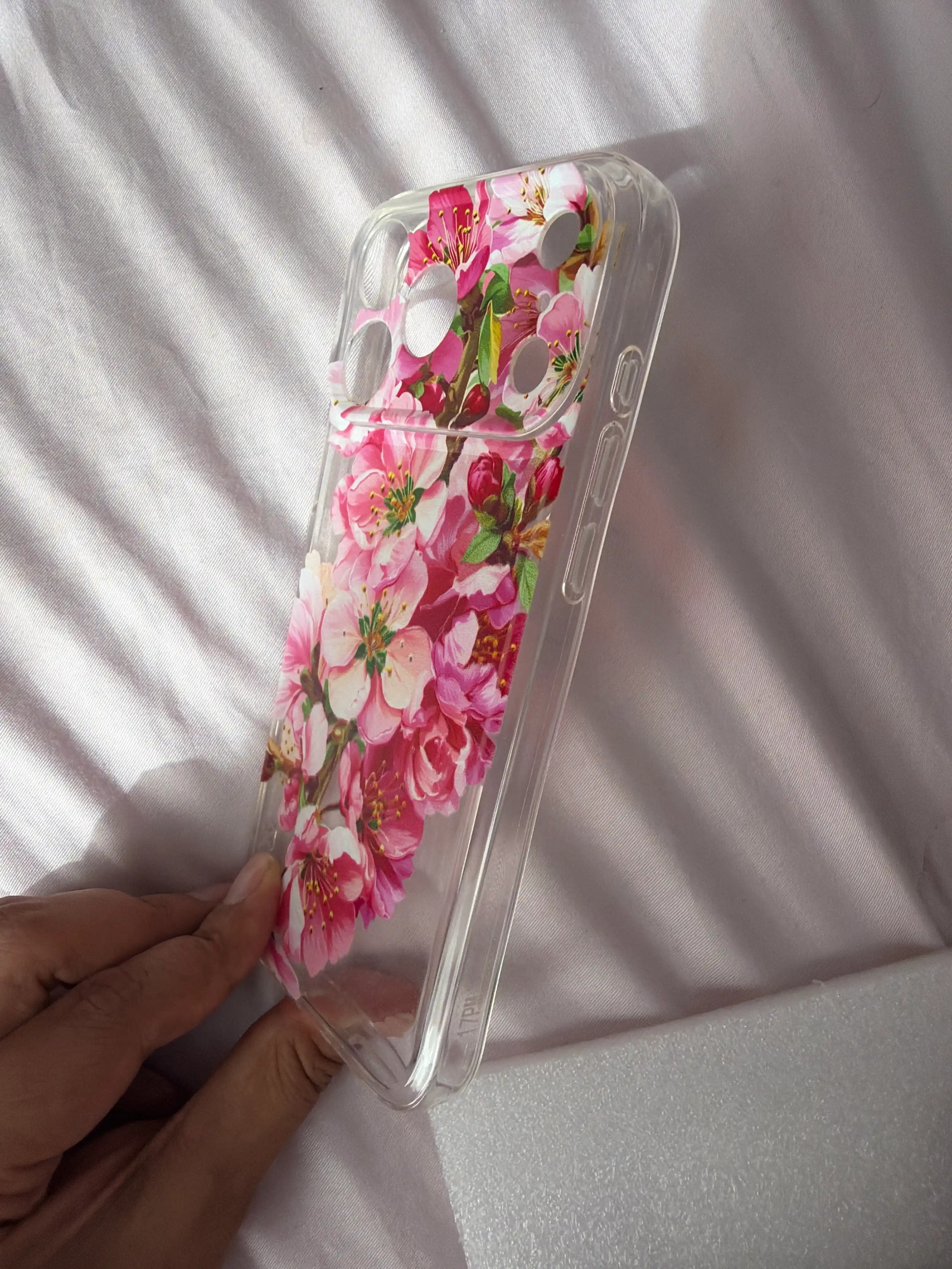 IPhone 17 Pro Max uchun sakura gullari tushirilgan shaffof silikon g‘ilof