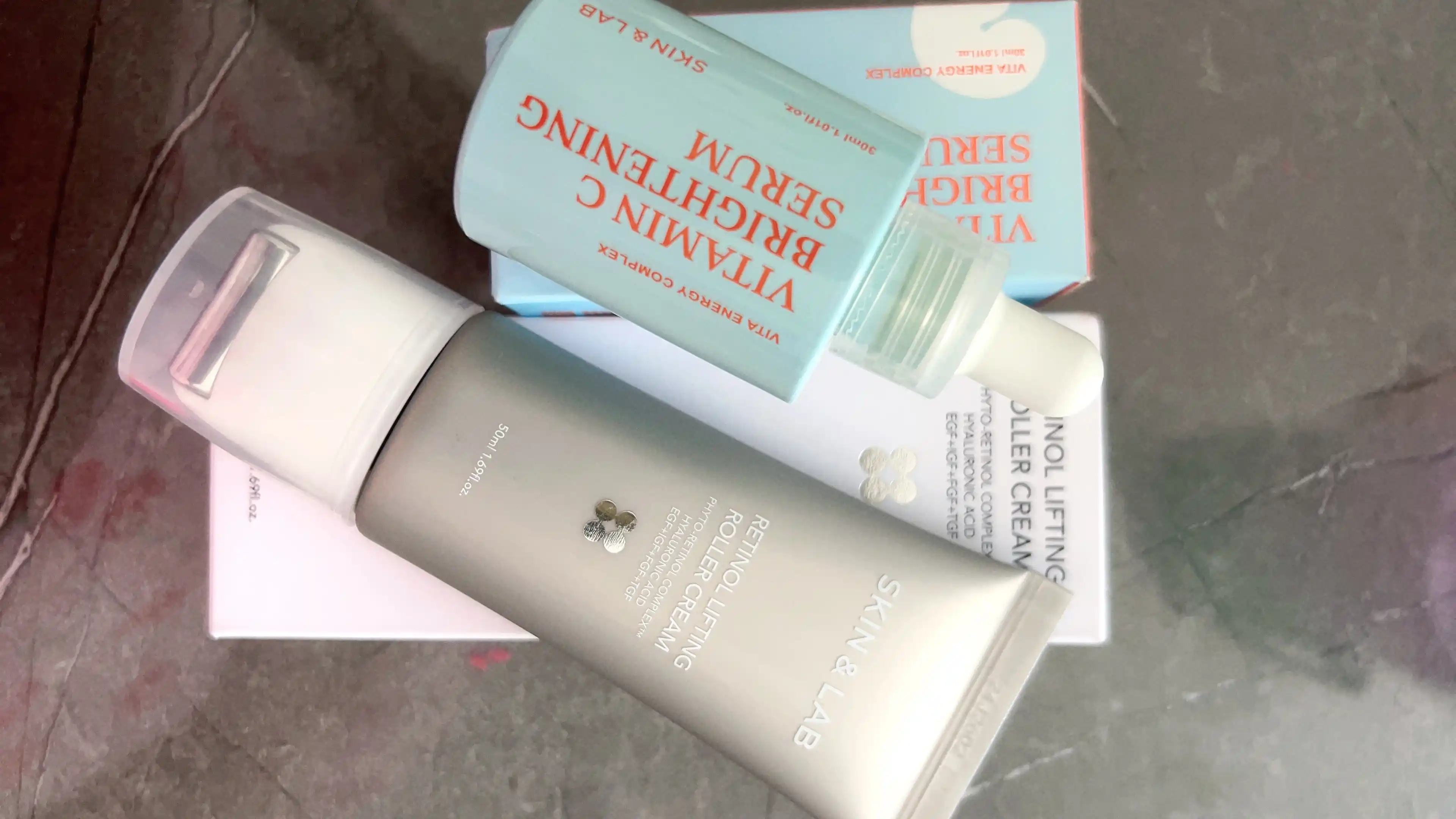 Retinol va peptidlar bilan massaj ko'taruvchi krem SKIN&LAB Retinol Lifting Roller Cream