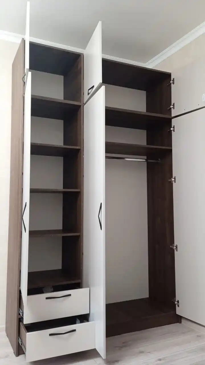 3 eshikli kiyim shkafi antresol bilan, javon va tortmalar — Comfort