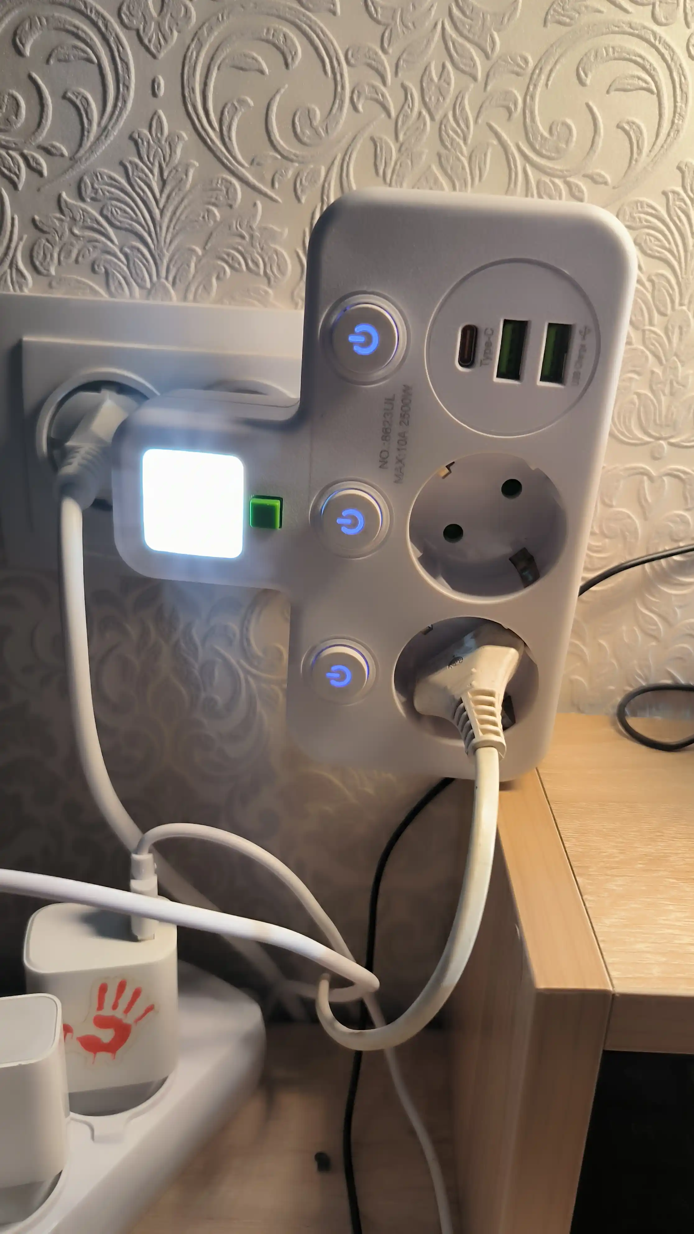 Cетевой фильтр тройник разветвитель с подсветкой 2 розетки с USB и Type-C