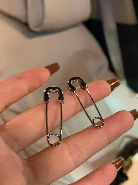 Cерьга в форме булавки (safety pin) – минималистичный аксессуар для стильного образа