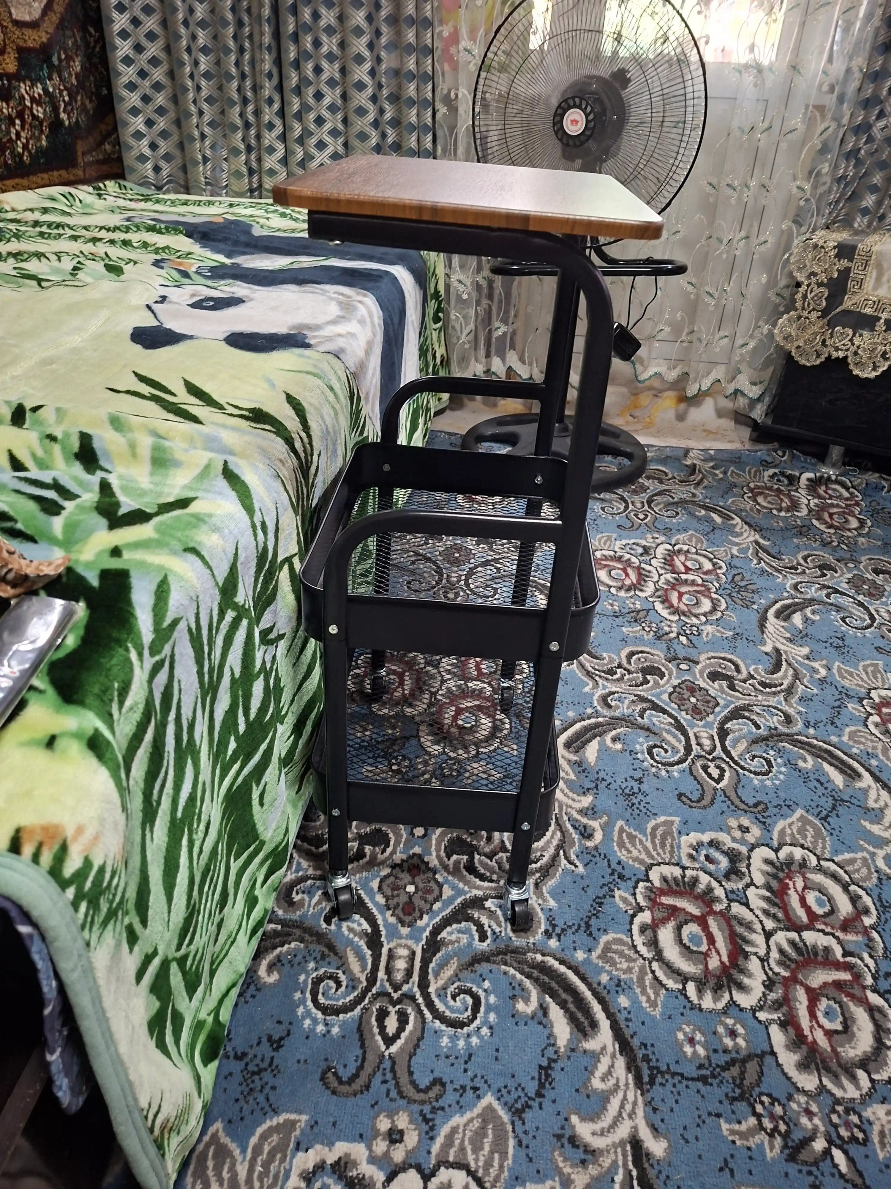 Uch qavatli ko‘chma stolcha, g‘ildirakli, metall karkasli va yog‘och