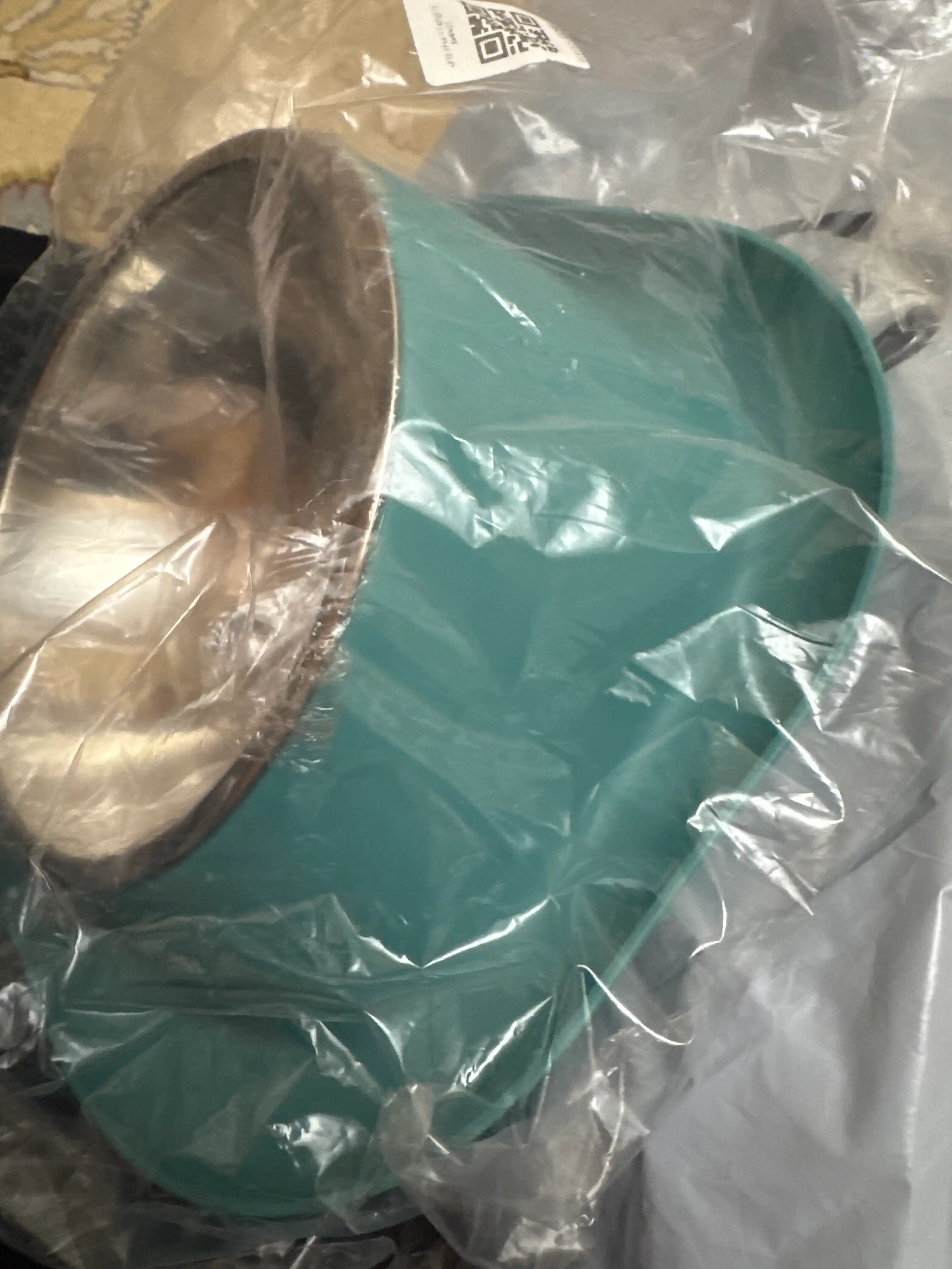 Kichik zotli itlar, Mushuklar va mushukchalar uchun plastik stenddagi metall idish