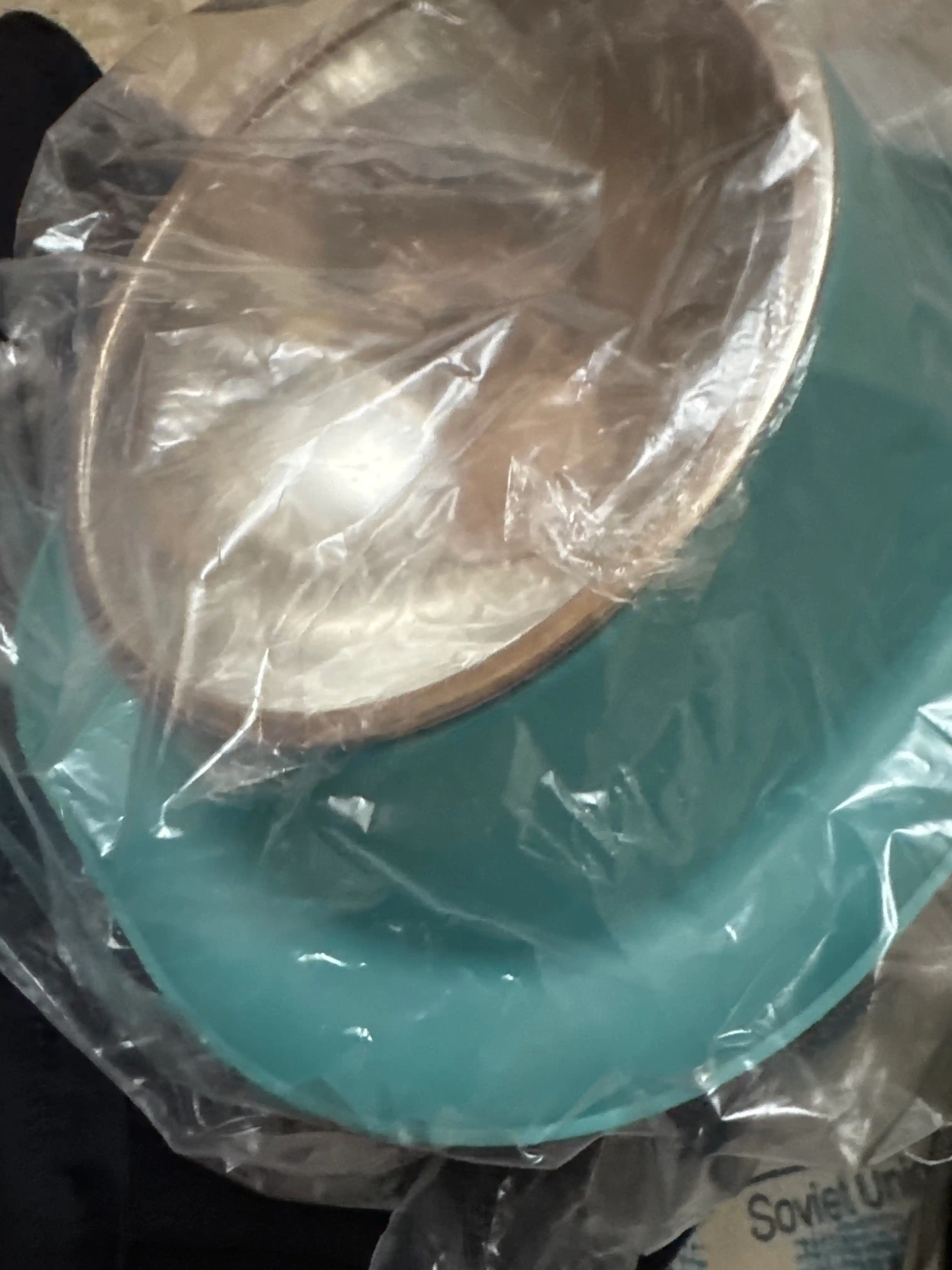 Kichik zotli itlar, Mushuklar va mushukchalar uchun plastik stenddagi metall idish