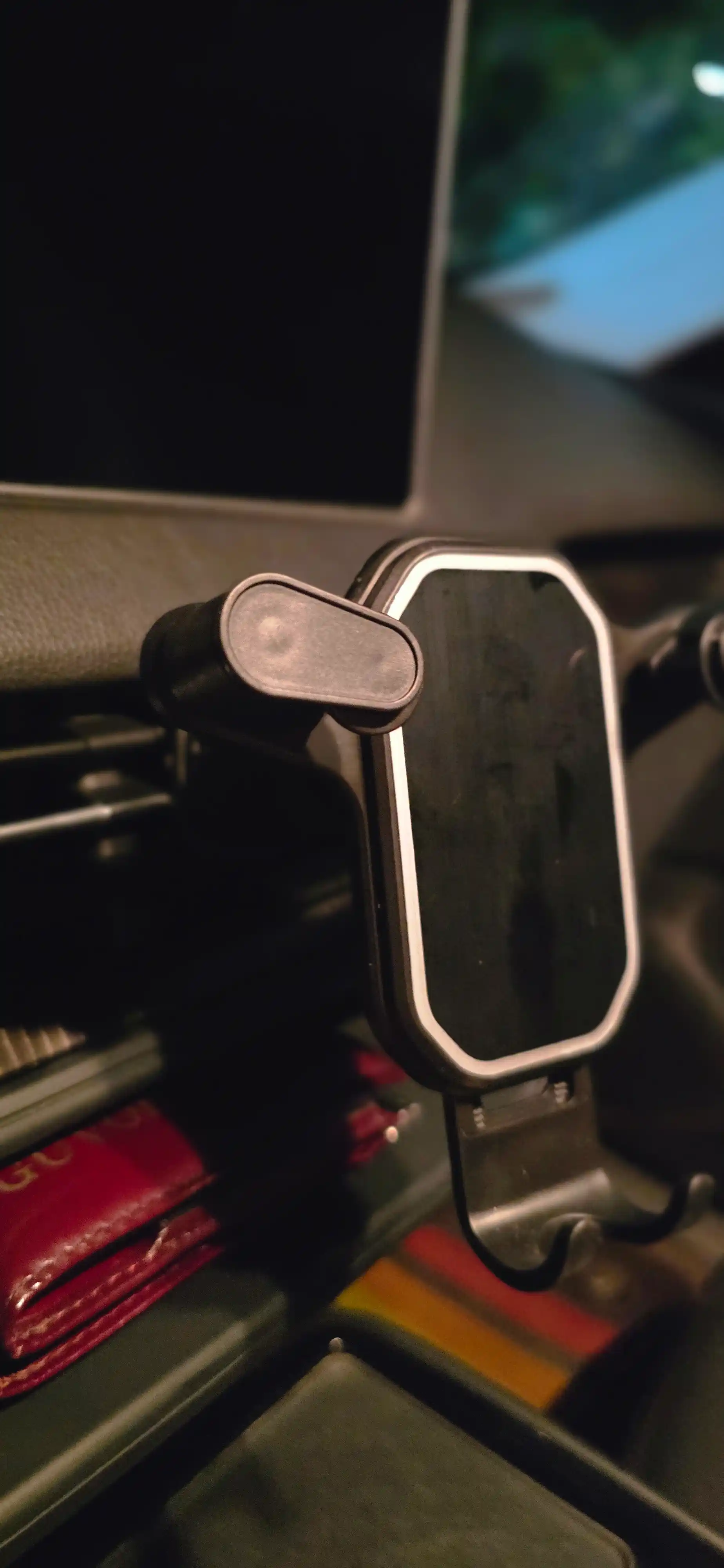 Universal avto telefon ushlagichi — deflektorga o‘rnatiladi, 180° ga aylanadi