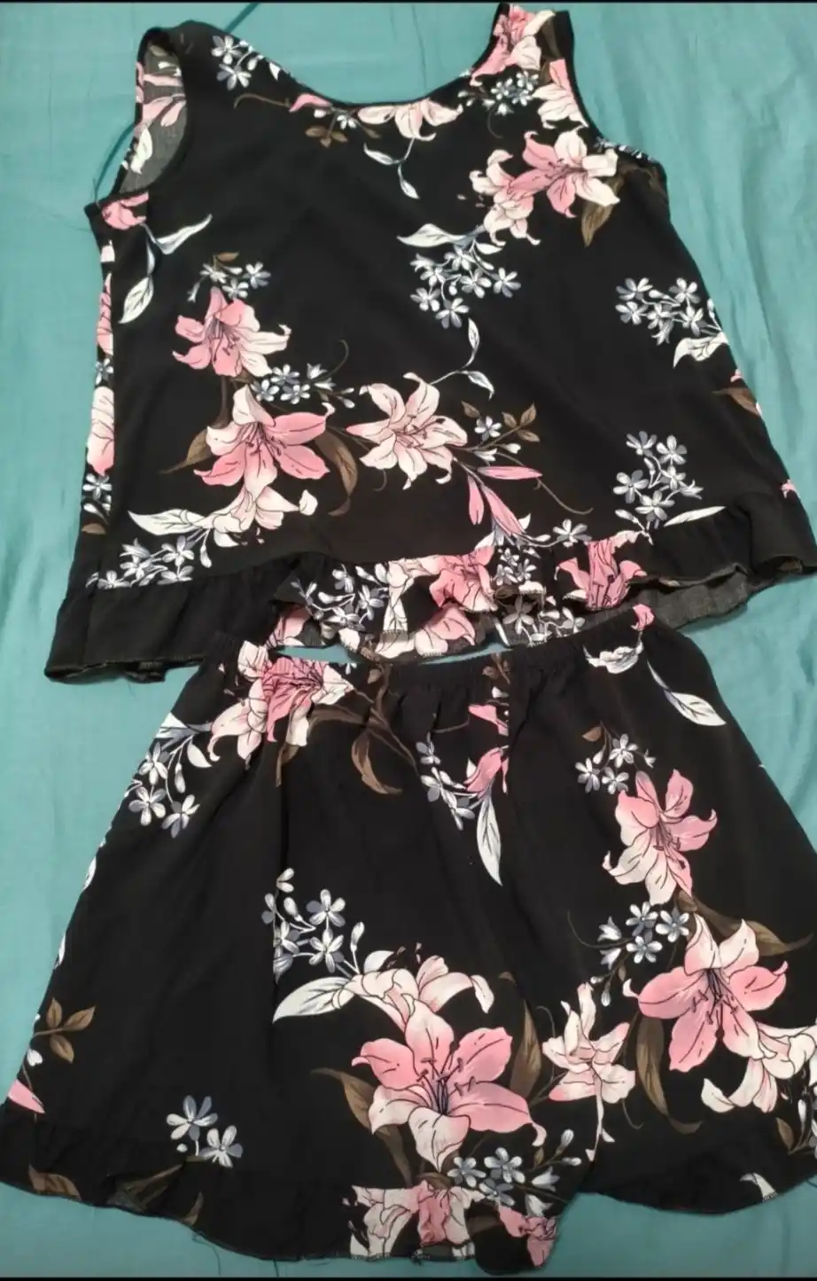 Ayollar tungi kiyimi to'plami, pijama shorti va mayka, gulli print bilan, shoyi paxta