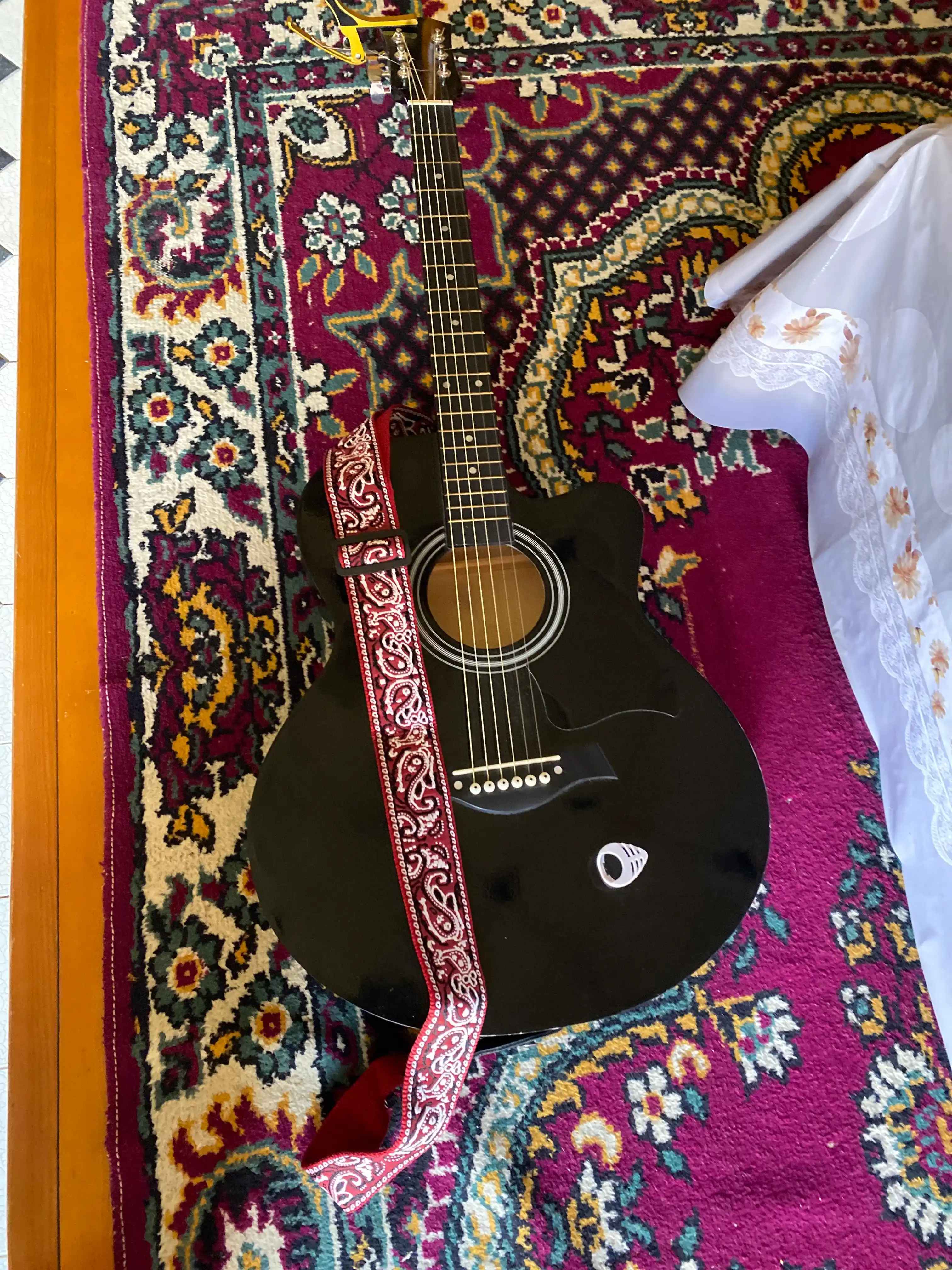 Gitara, ukulele tasmasi, sozlanishi etnik uslub