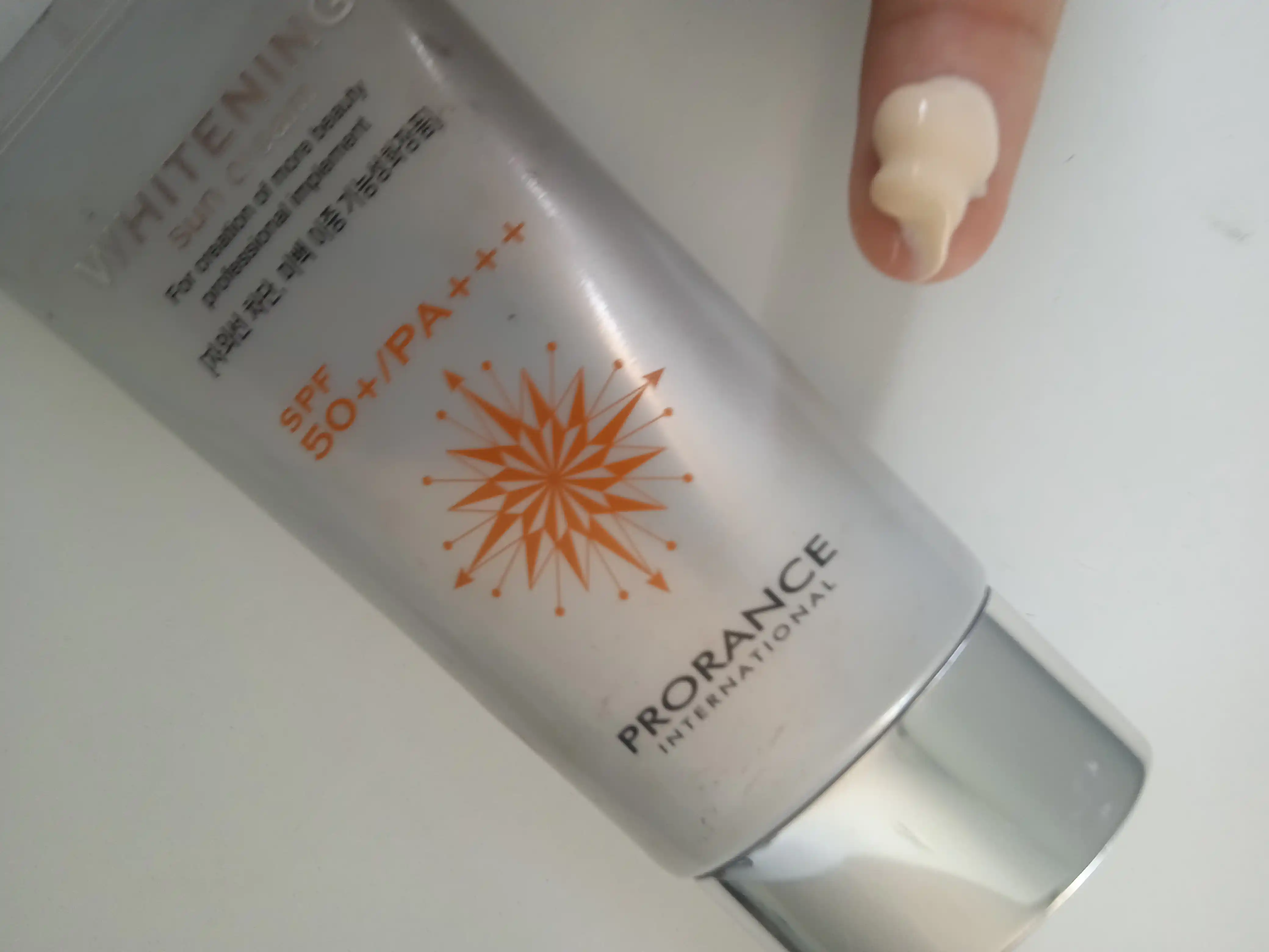 Prorance Whitening SPF 50+ pigmentatsiyaga qarshi oqartiruvchi quyoshdan himoyalovchi krem