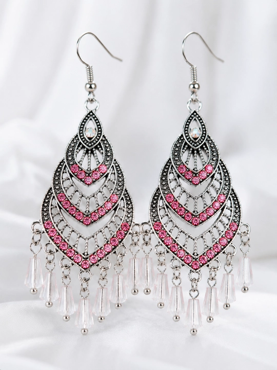 Sirg'a, ayollar uchun, bezakli elementlar va toshlar bilan bezatilgan osma dizayn