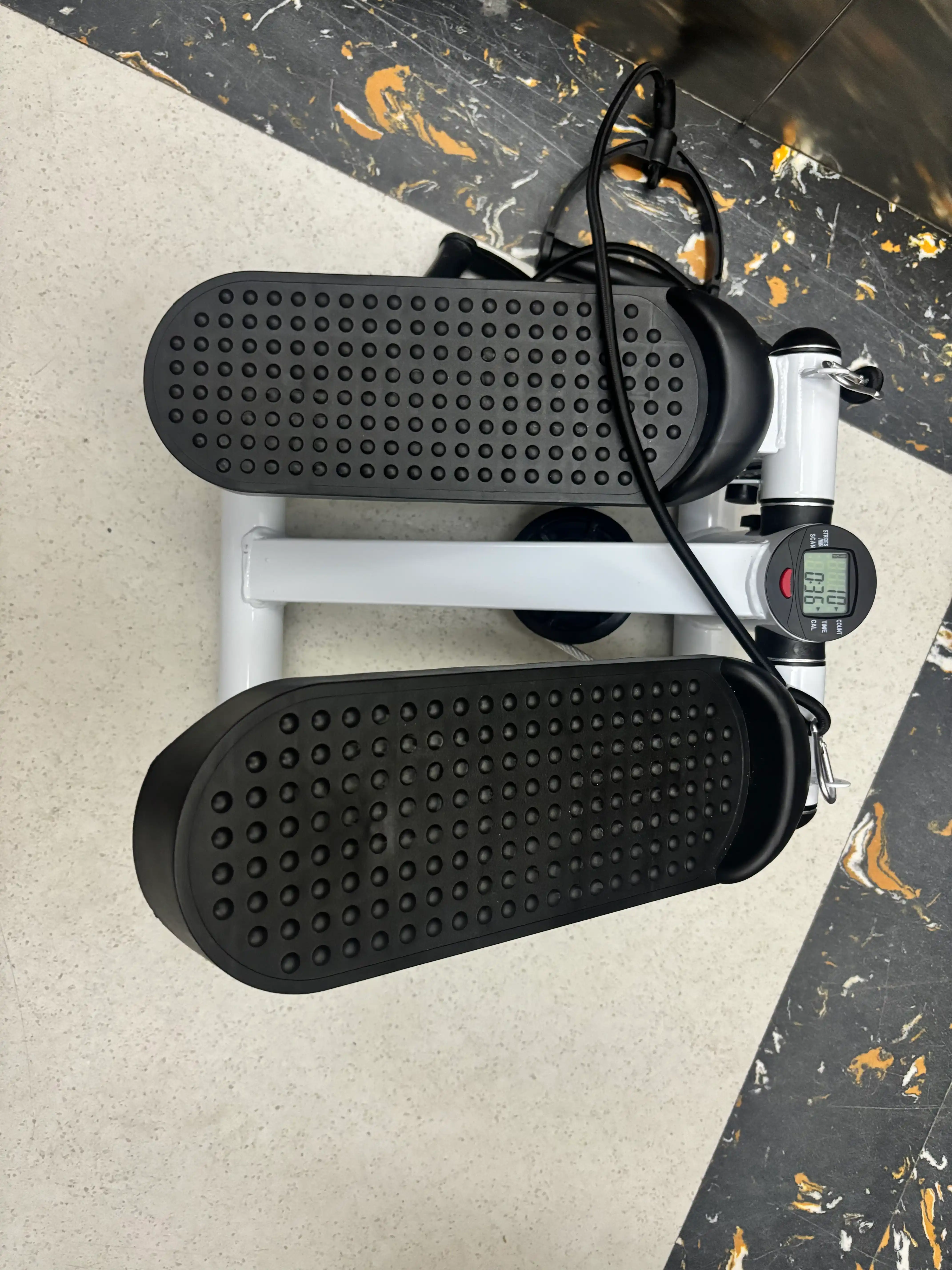 Mini stepper trenajor – uy sharoitida kardio va oyoq mashqlari uchun