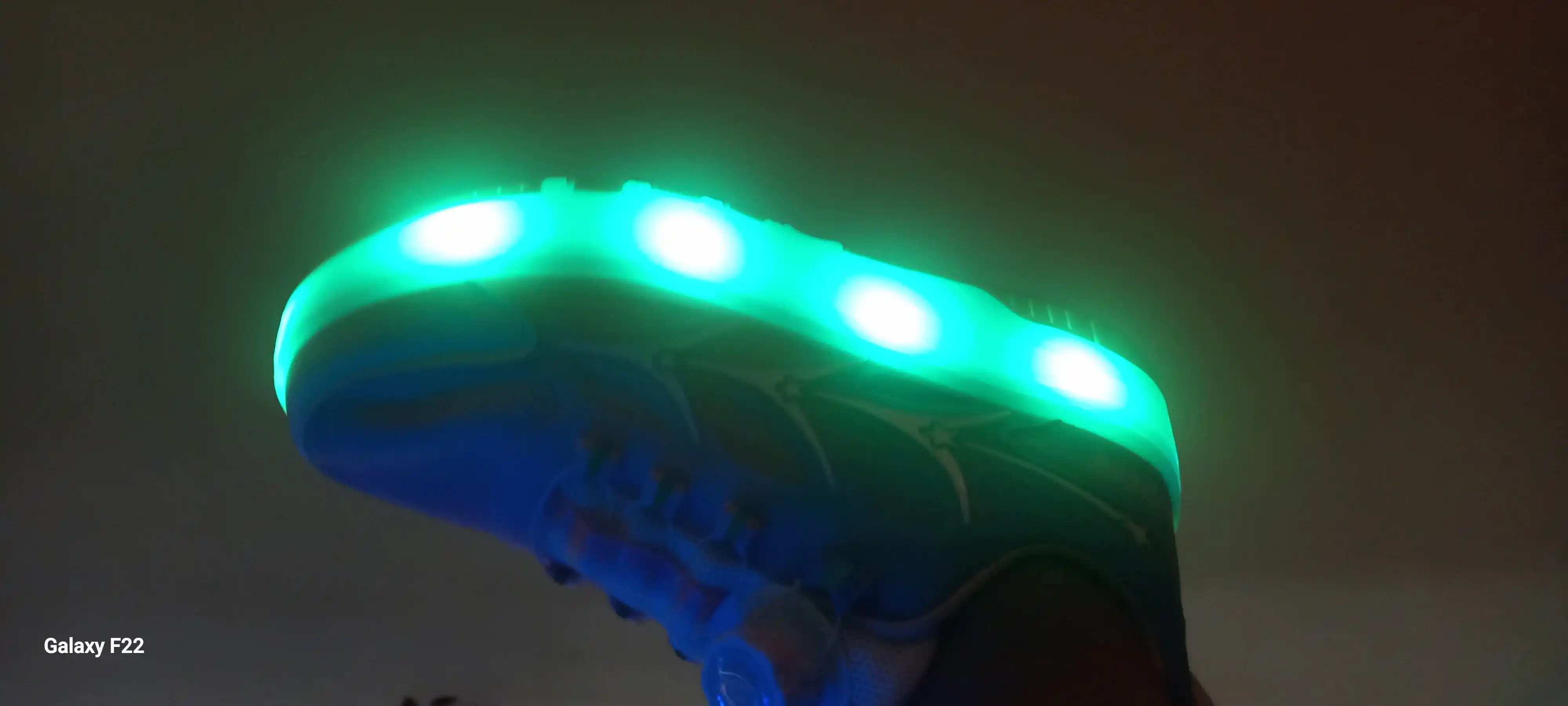 LED yoritgichli va yechiladigan g‘ildirakli krossovkalar, bolalar va o‘smirlar uchun