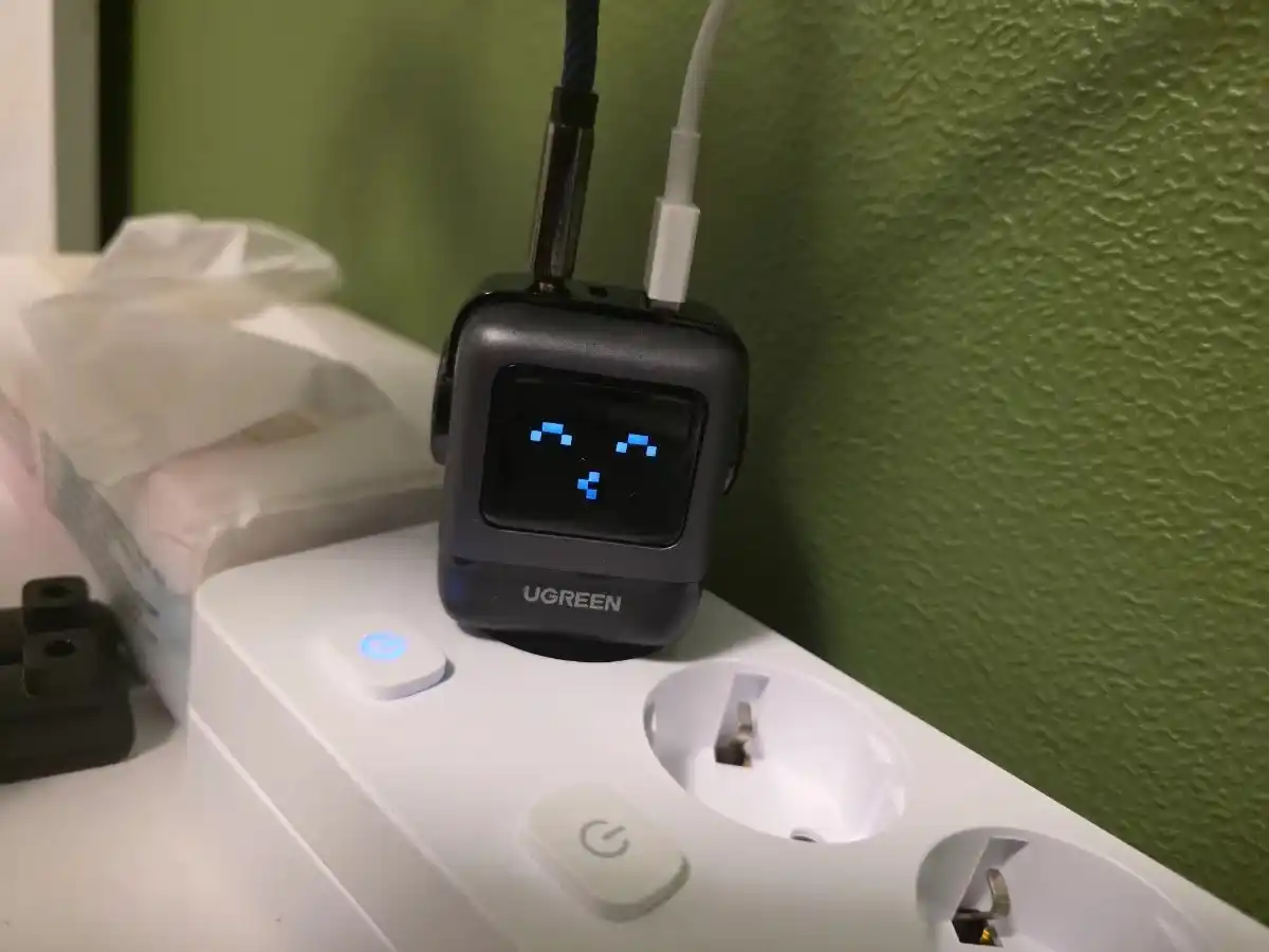 Сетевое зарядное устройство в виде робота UGREEN UNO CD361 (25685B) 65W USB-A+2*USB-C GaN