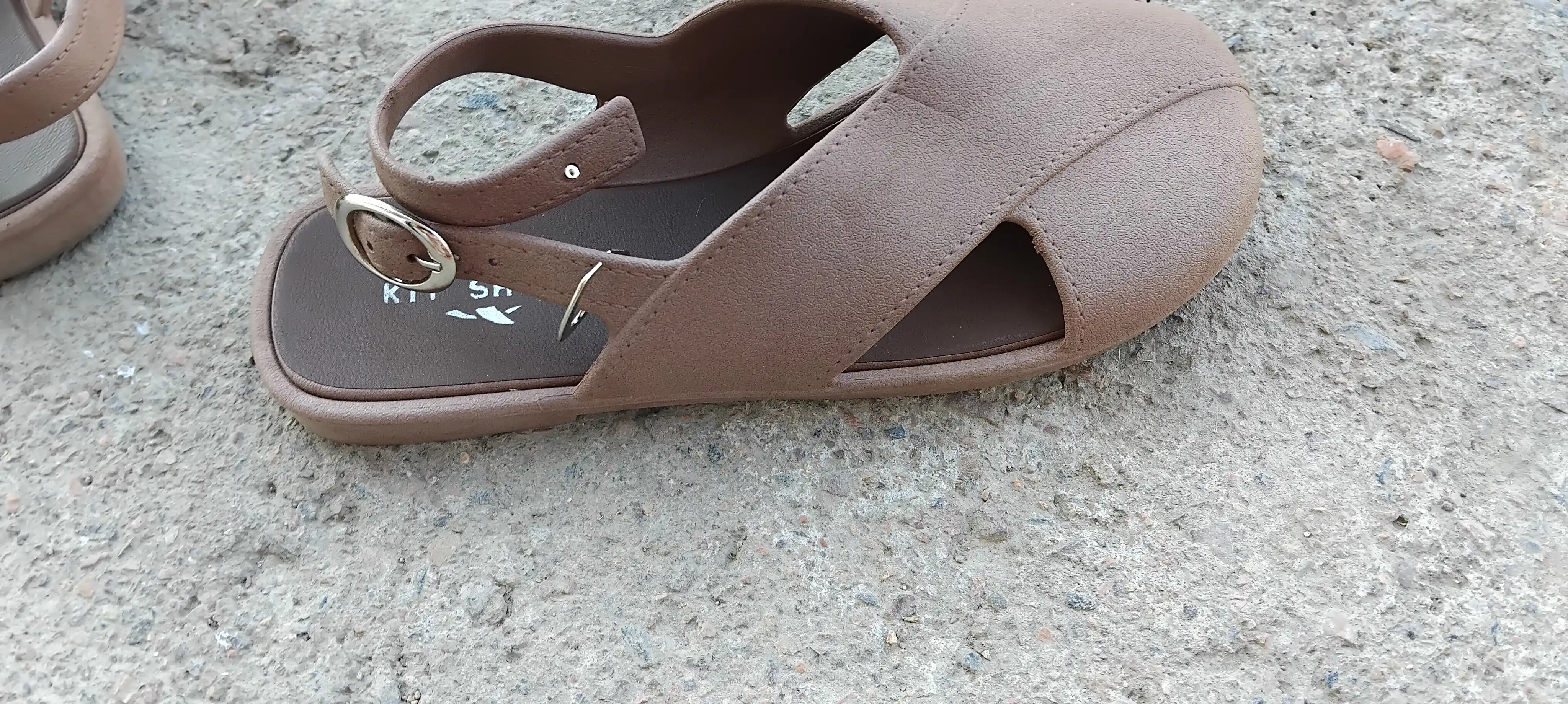 Yengil va qulay ayollar sandallari