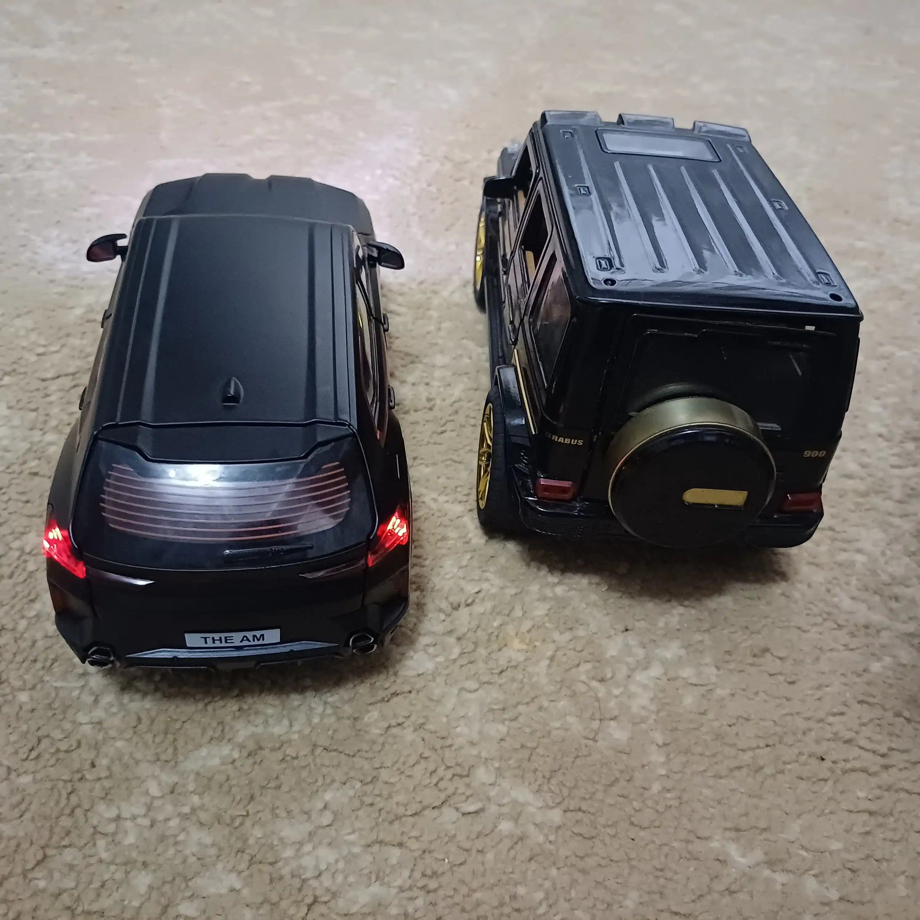 BMW avtomobil modeli, qora korpus va qizil aksentlar