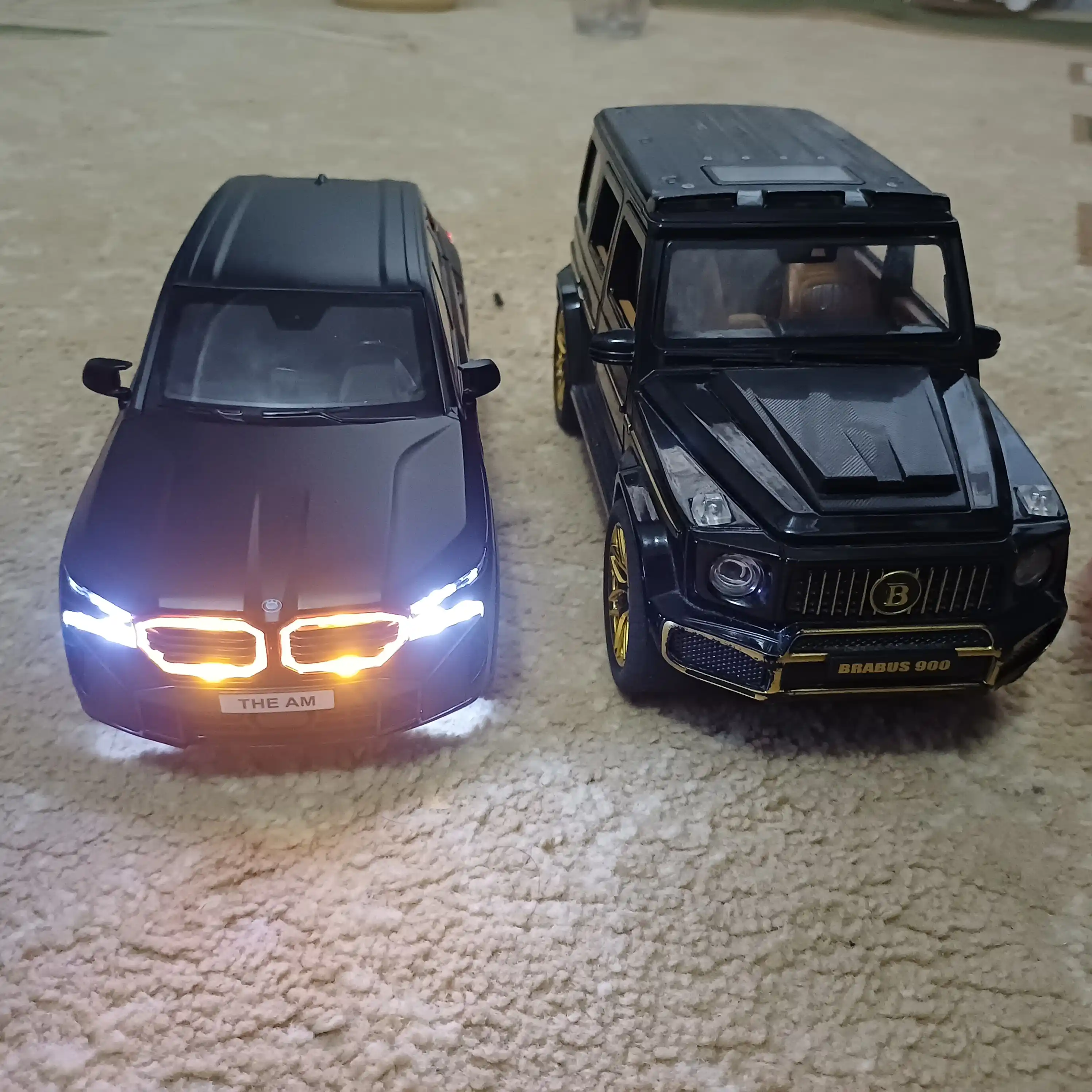 BMW avtomobil modeli, qora korpus va qizil aksentlar