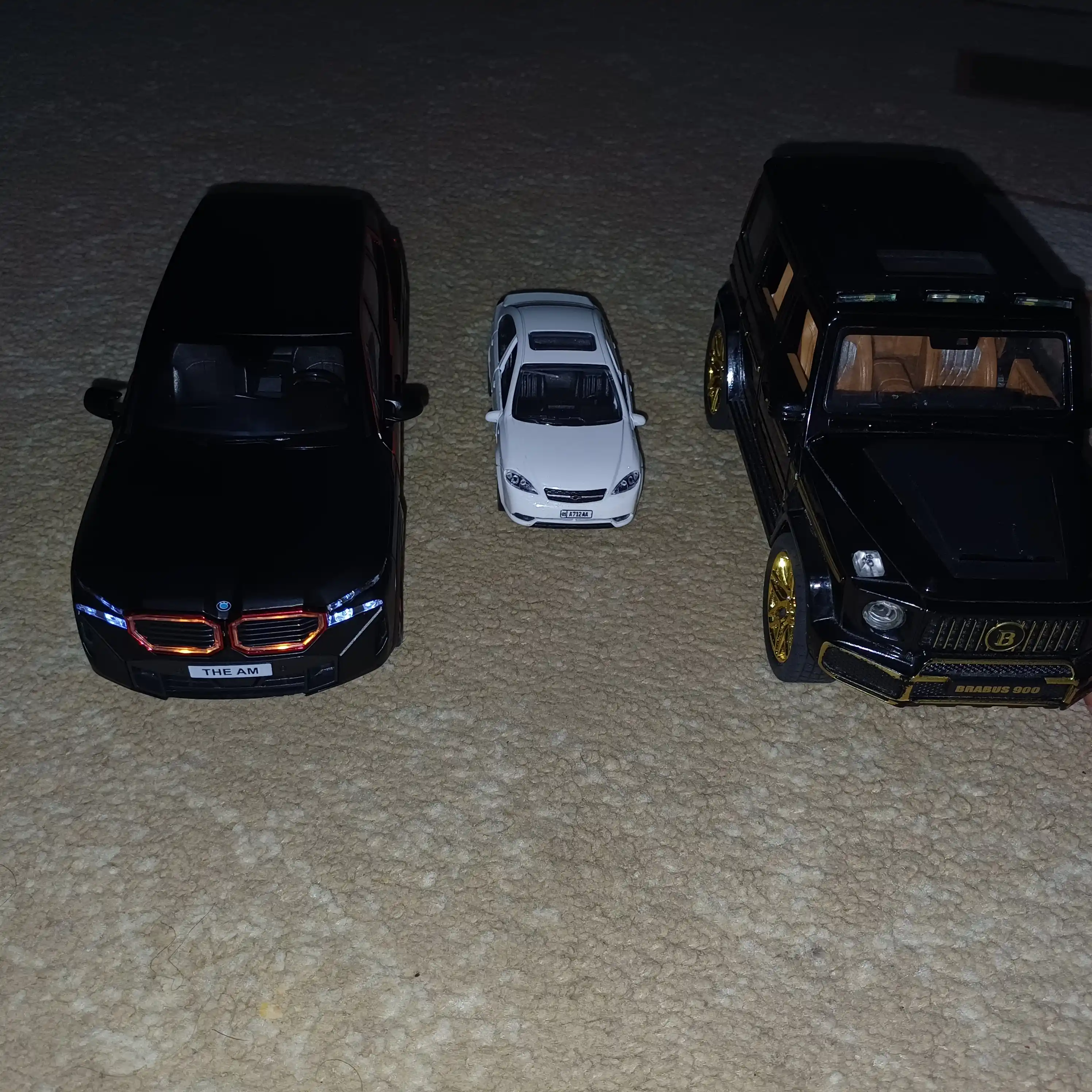 BMW avtomobil modeli, qora korpus va qizil aksentlar