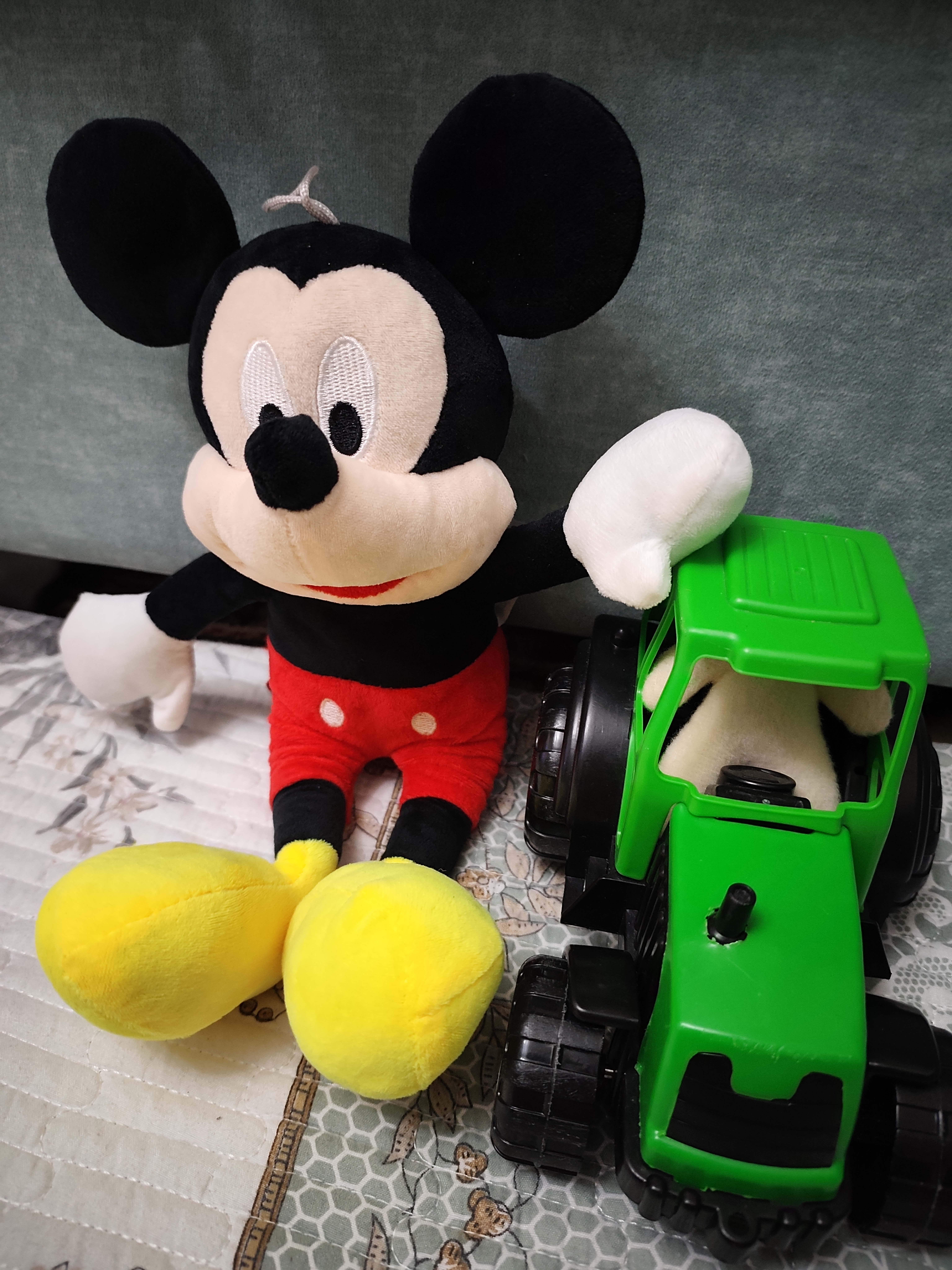 Плюшевая игрушка Mickey Mouse — мягкий кукольный персонаж для детей