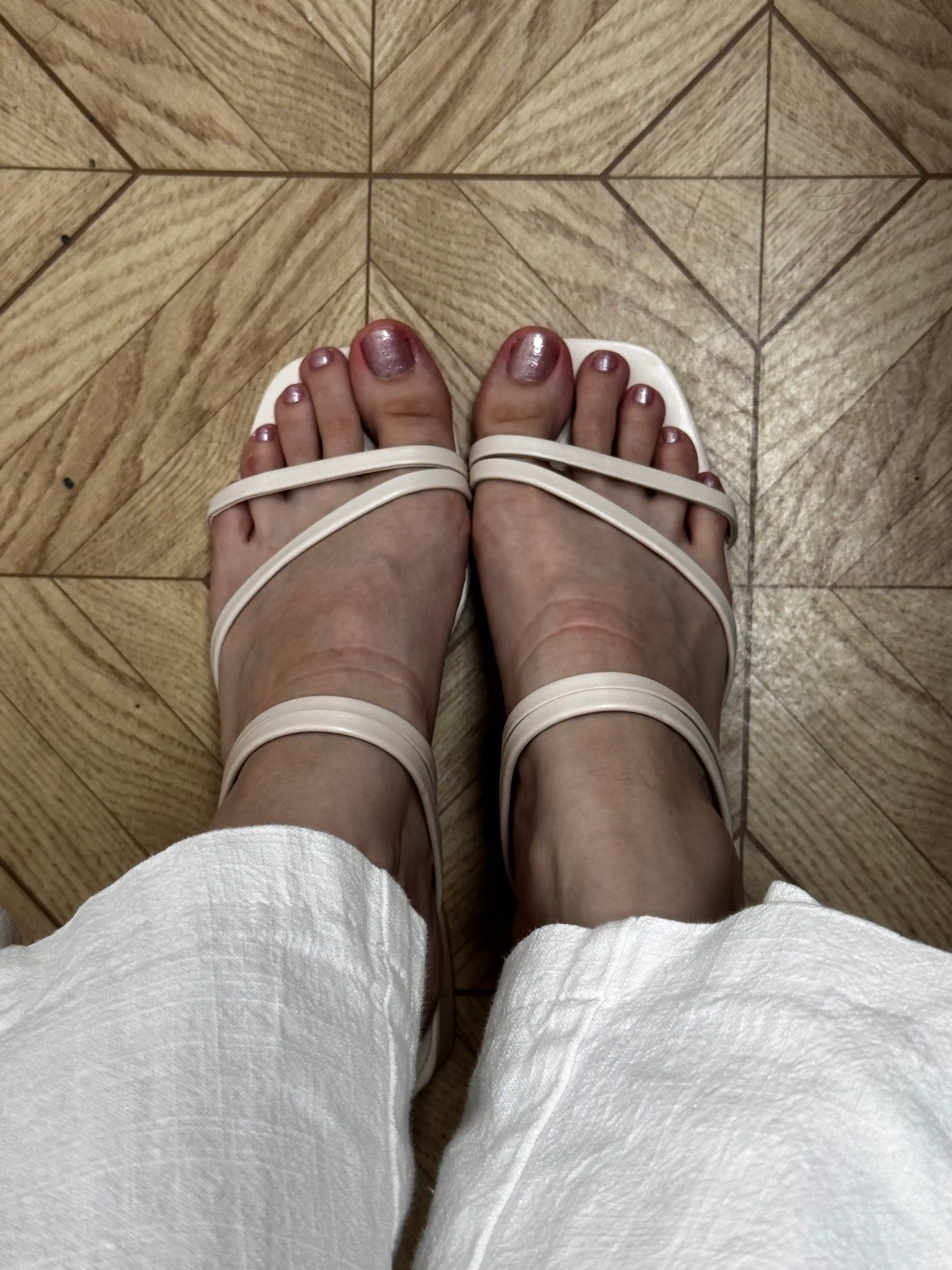 Ayollar uchun bosonojka yozgi, o‘rta poshna, kvadrat burun, minimalistik yozgi sandal
