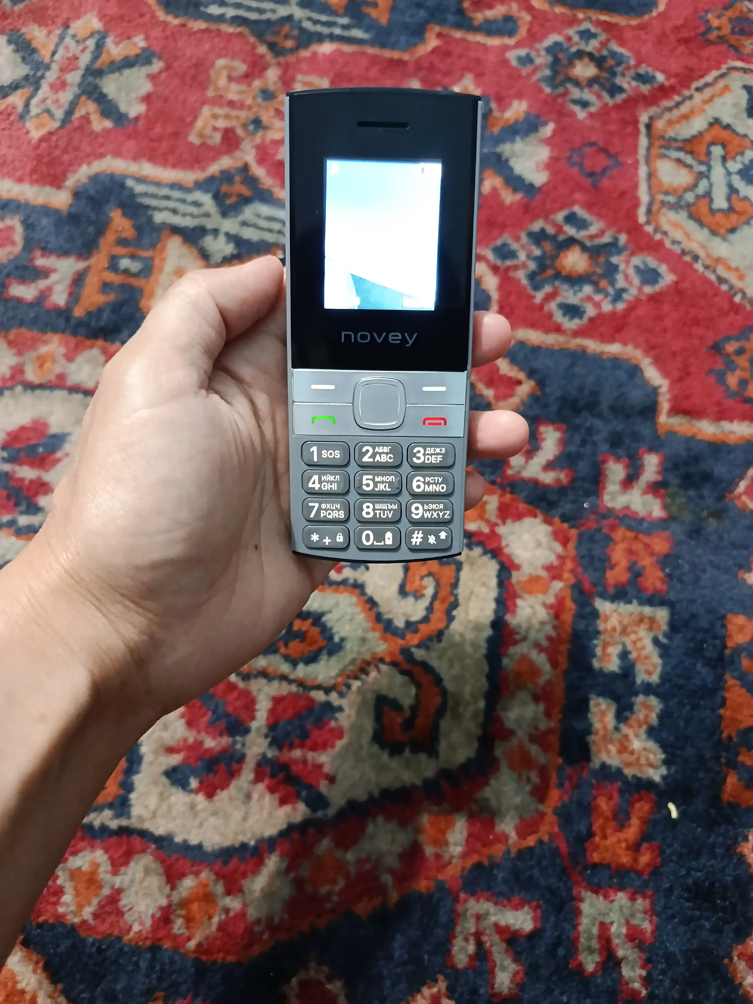 Novey 130 knopkali telefon, ingichka korpus, kamerasiz, 2 SIM