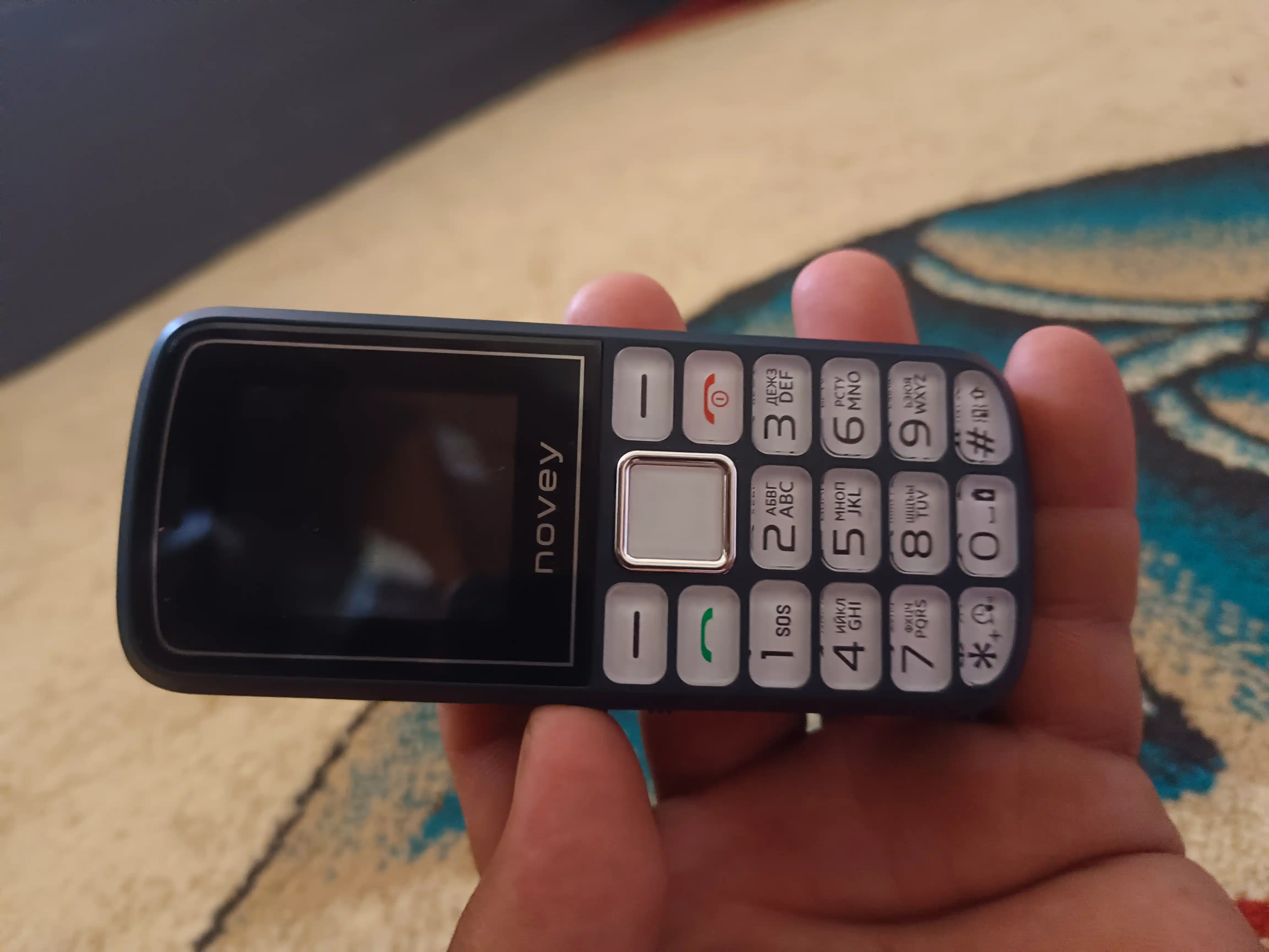Novey 106 knopkali telefon, kamerasiz, 1 SIM, 4 rang