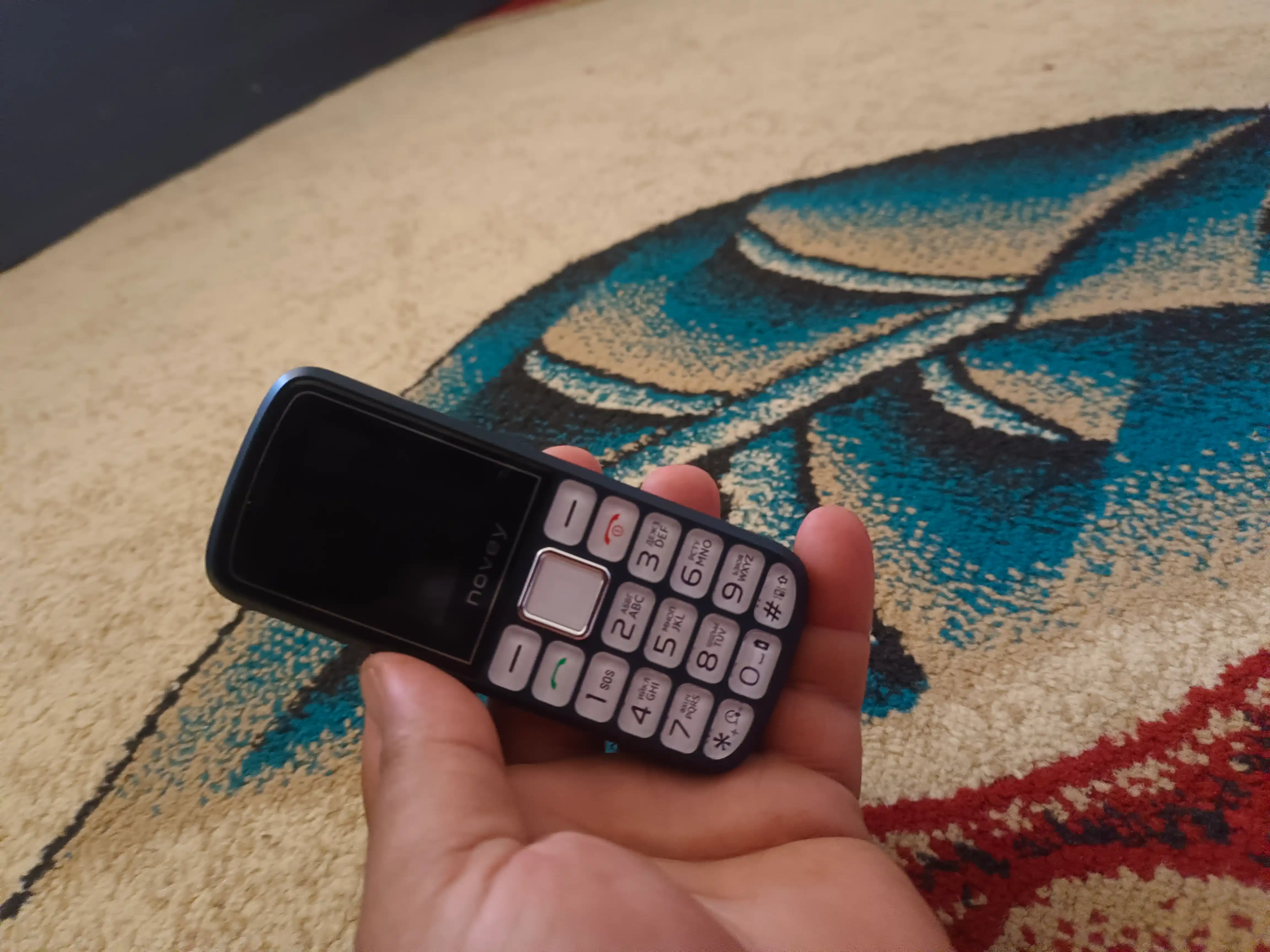 Novey 106 knopkali telefon, kamerasiz, 1 SIM, 4 rang