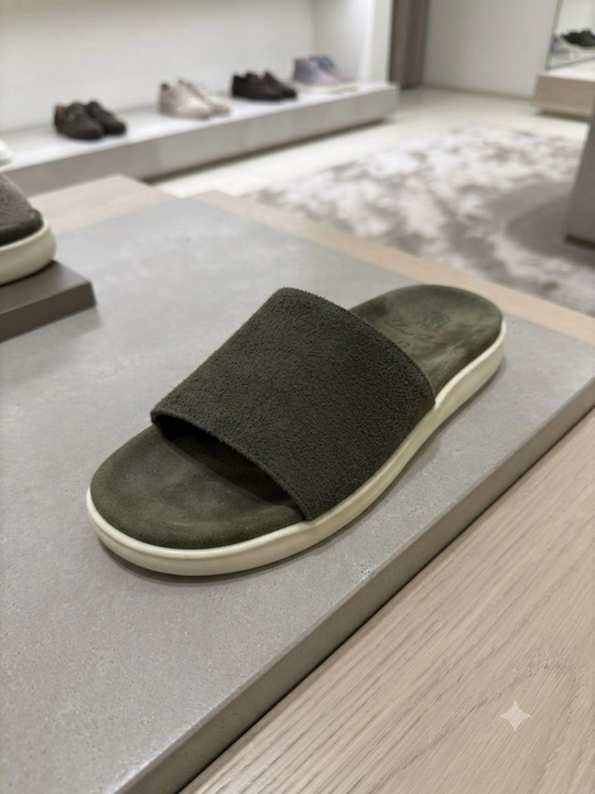 Shippak yuqori sifatli zamsh suede materialidan tayyorlangan bo‘lib, u juda yumshoq