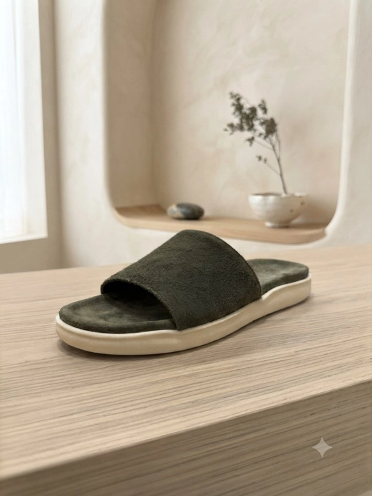 Shippak yuqori sifatli zamsh suede materialidan tayyorlangan bo‘lib, u juda yumshoq