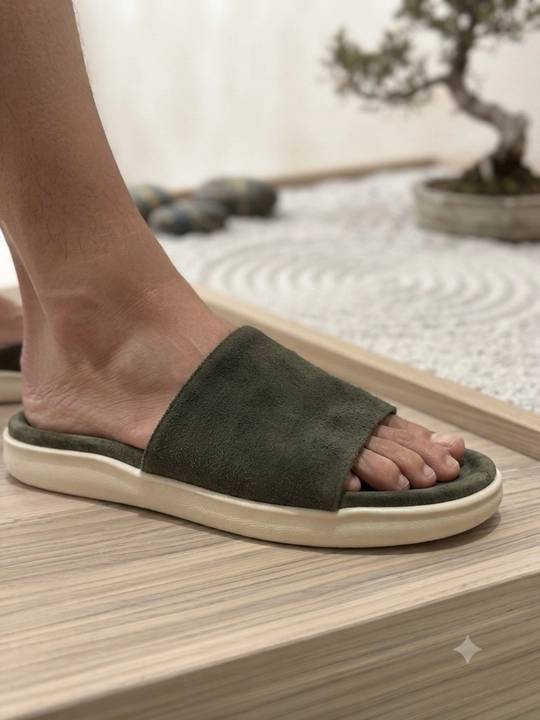 Shippak yuqori sifatli zamsh suede materialidan tayyorlangan bo‘lib, u juda yumshoq