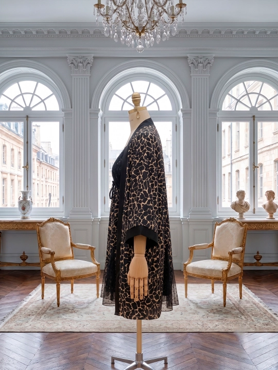 Ayollar uy kiyimi to'plami xalat va tungi ko'ylak, ipak pijama leopard printli