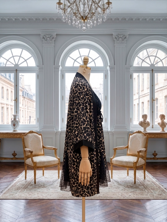Ayollar uy kiyimi to'plami xalat va tungi ko'ylak, ipak pijama leopard printli