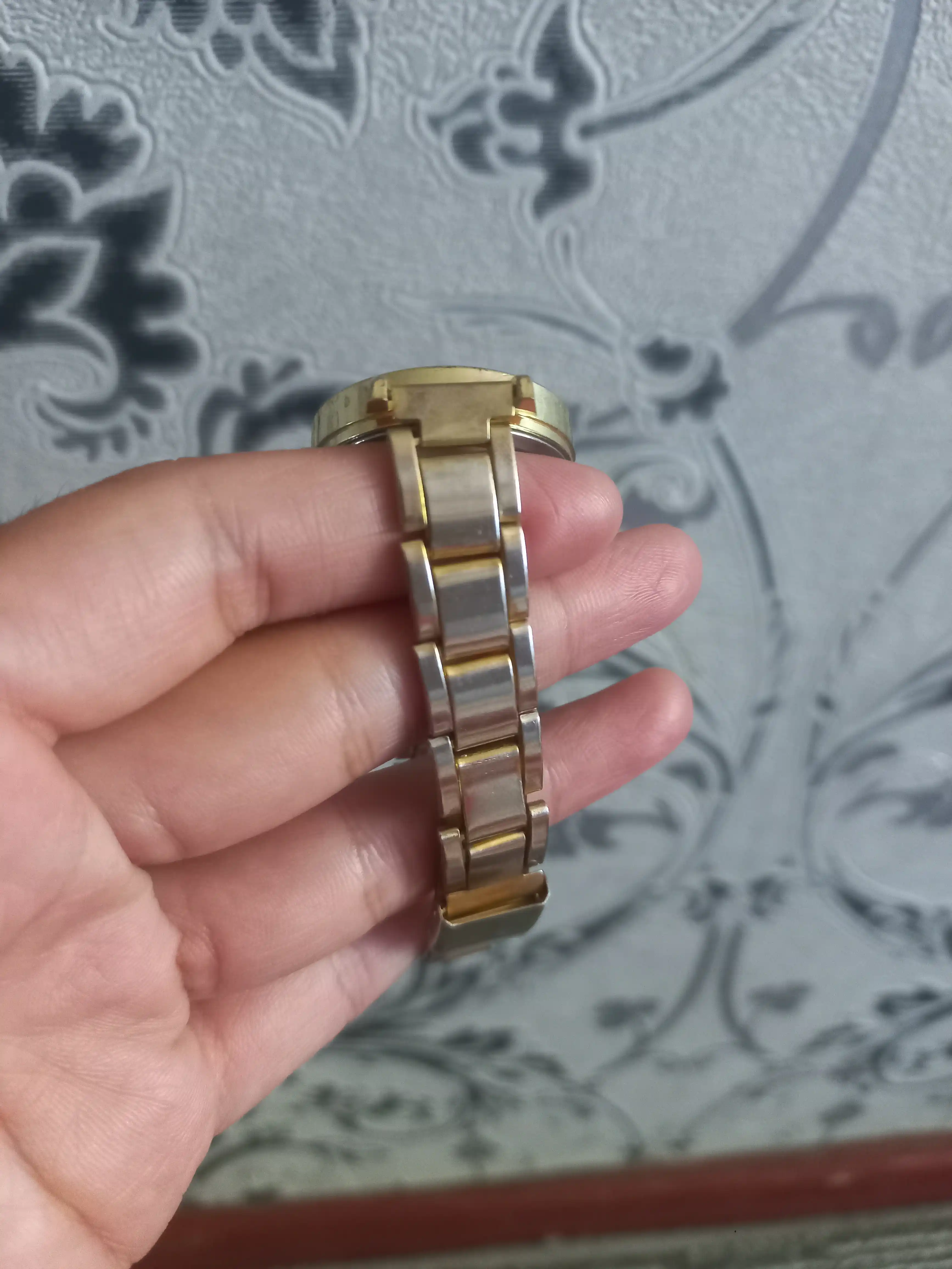 Женские часы в комплекте с 4 браслетами, в подарочной упаковке