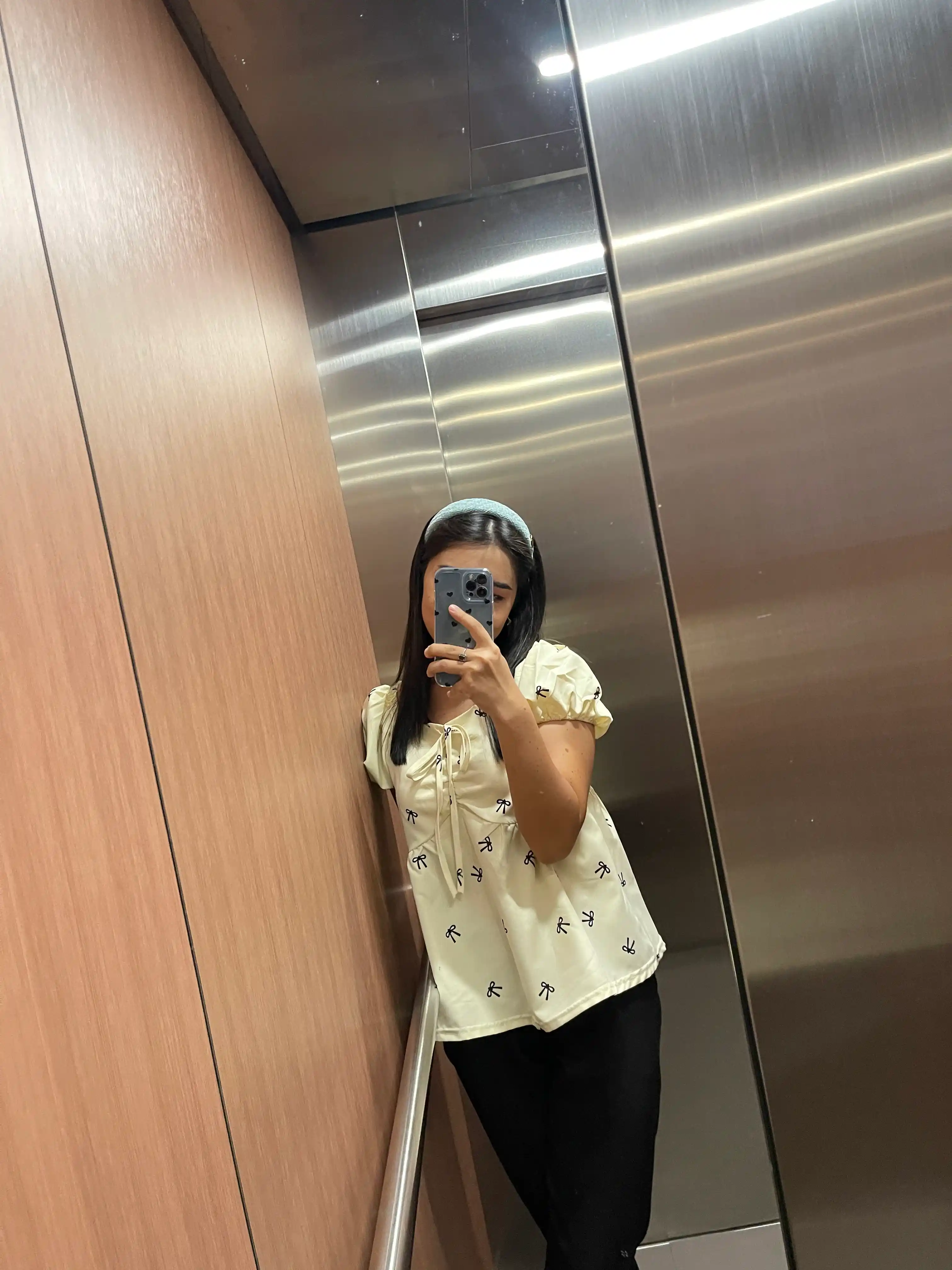 Ayollar koftasi, kalta yeng bilan, o'qish va ofis uchun, 45-60 kg vaznga mos