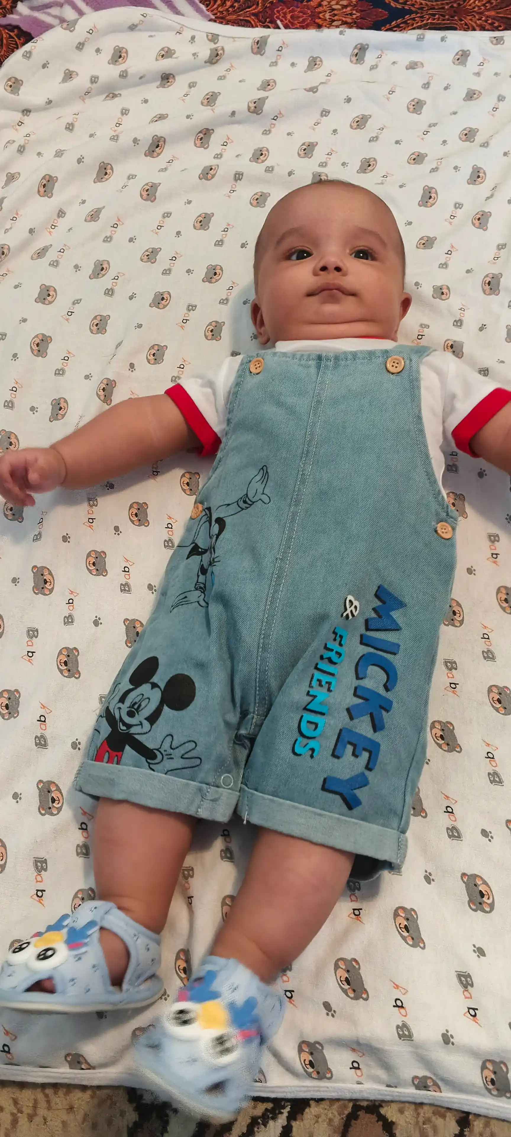 Disney qahramonlari bilan bolalar kombinezoni, Kombinezon