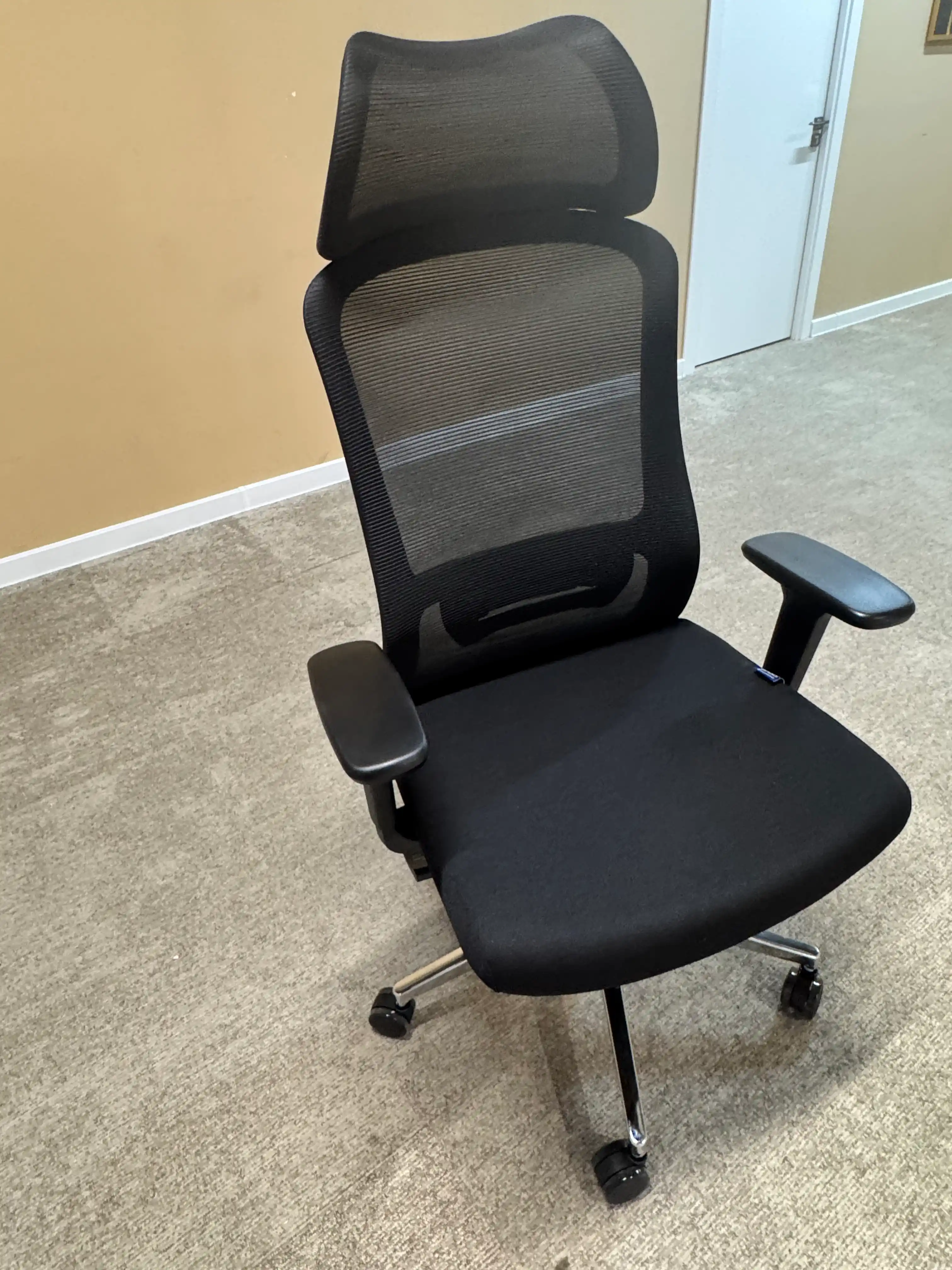 ERGO Burton HB Black ofis kreslosi, to'rli, bosh tayanchli, 120kg gacha